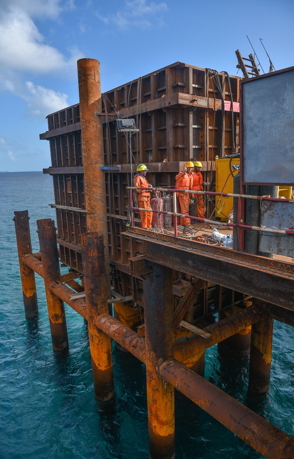 މާލެ-ހުޅުމާލެ ބްރިޖު: ޖުލައި 5، 2017- މާލެ އާއި ހުޅުލެއާ ދެމެދު އަޅާ ބްރިޖުގެ ގިނަ މަސައްކަތްތައް ނިމި، ޑެކު އެޅުމުގެ މަސައްކަތަށް ތައްޔާރުވެފައި.---މިހާރު ފޮޓޯތައް: ހުސެއިން ވަހީދު