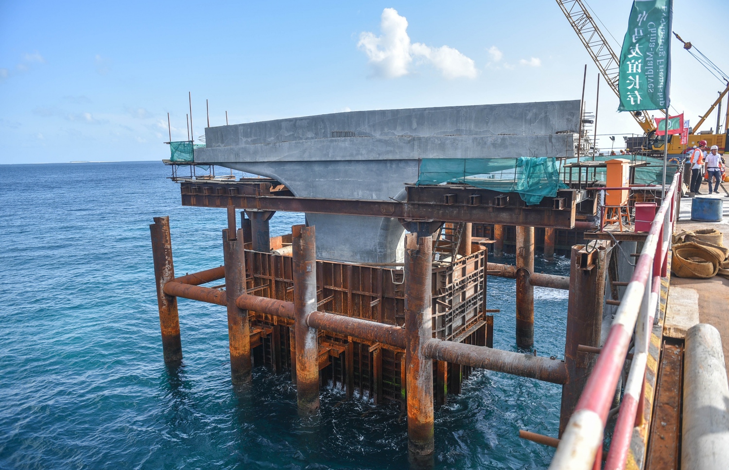 މާލެ-ހުޅުމާލެ ބްރިޖު: ޖުލައި 5، 2017- މާލެ އާއި ހުޅުލެއާ ދެމެދު އަޅާ ބްރިޖުގެ ގިނަ މަސައްކަތްތައް ނިމި، ޑެކު އެޅުމުގެ މަސައްކަތަށް ތައްޔާރުވެފައި.---މިހާރު ފޮޓޯތައް: ހުސެއިން ވަހީދު