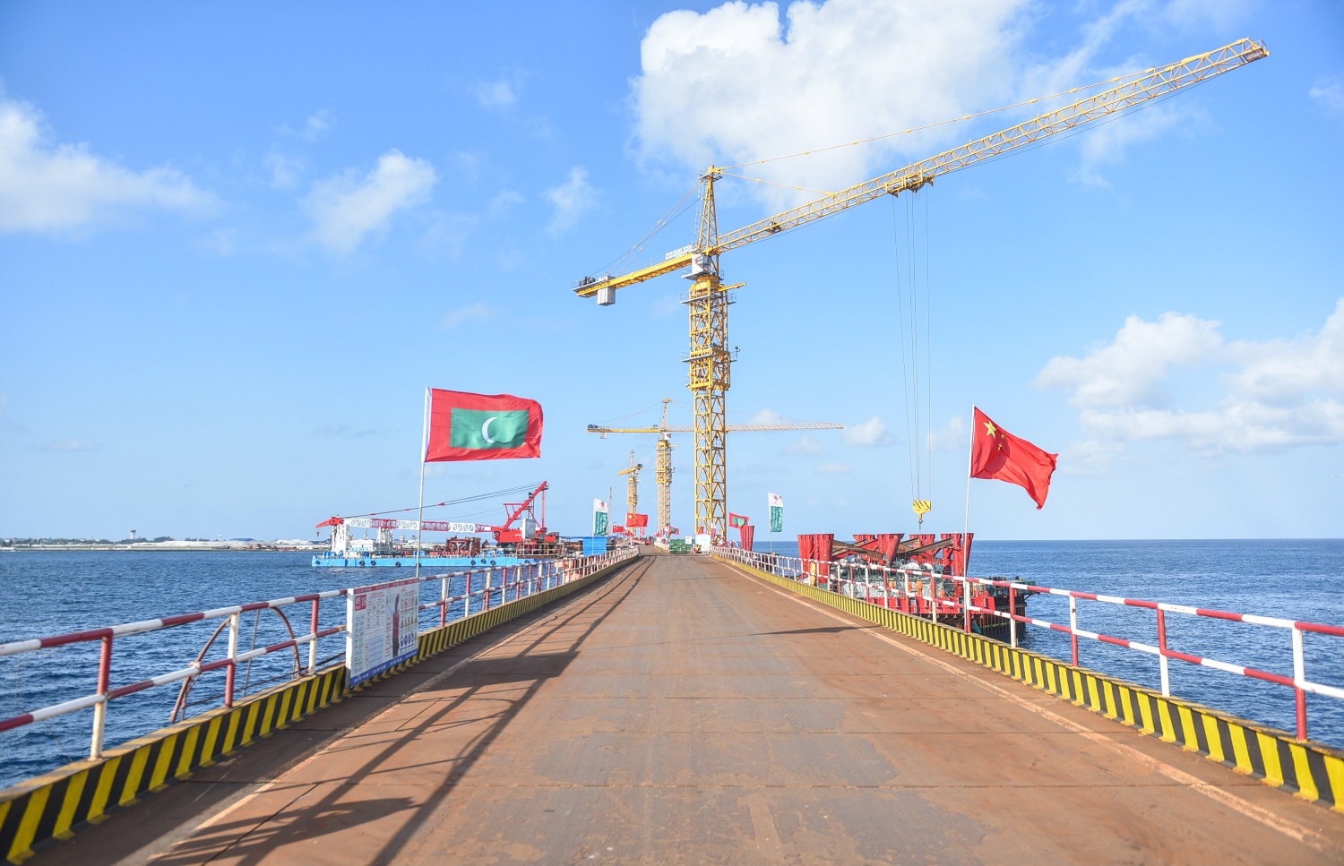 މާލެ-ހުޅުމާލެ ބްރިޖު: ޖުލައި 5، 2017- މާލެ އާއި ހުޅުލެއާ ދެމެދު އަޅާ ބްރިޖުގެ ގިނަ މަސައްކަތްތައް ނިމި، ޑެކު އެޅުމުގެ މަސައްކަތަށް ތައްޔާރުވެފައި.---މިހާރު ފޮޓޯތައް: ހުސެއިން ވަހީދު