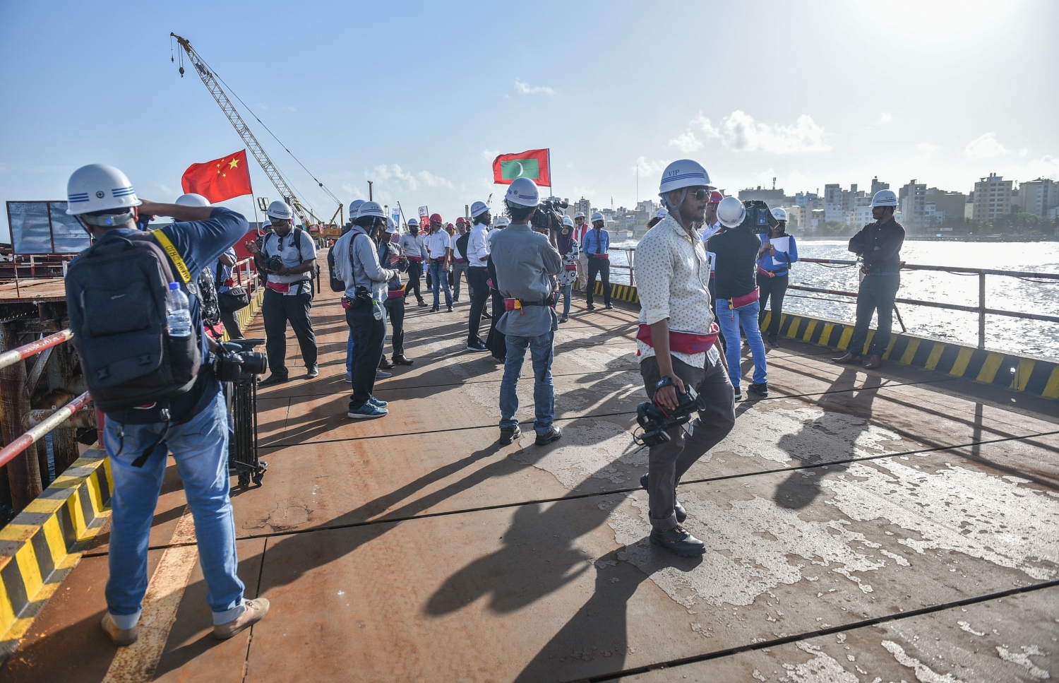 މާލެ-ހުޅުމާލެ ބްރިޖު: ޖުލައި 5، 2017- މާލެ އާއި ހުޅުލެއާ ދެމެދު އަޅާ ބްރިޖުގެ ގިނަ މަސައްކަތްތައް ނިމި، ޑެކު އެޅުމުގެ މަސައްކަތަށް ތައްޔާރުވެފައި.---މިހާރު ފޮޓޯތައް: ހުސެއިން ވަހީދު