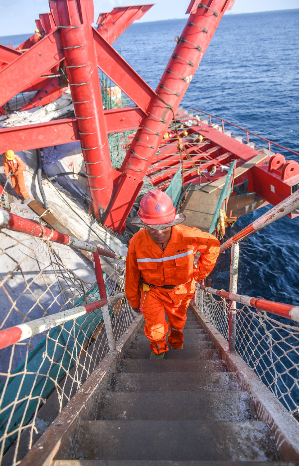 މާލެ-ހުޅުމާލެ ބްރިޖު: ޖުލައި 5، 2017- މާލެ އާއި ހުޅުލެއާ ދެމެދު އަޅާ ބްރިޖުގެ ގިނަ މަސައްކަތްތައް ނިމި، ޑެކު އެޅުމުގެ މަސައްކަތަށް ތައްޔާރުވެފައި.---މިހާރު ފޮޓޯތައް: ހުސެއިން ވަހީދު