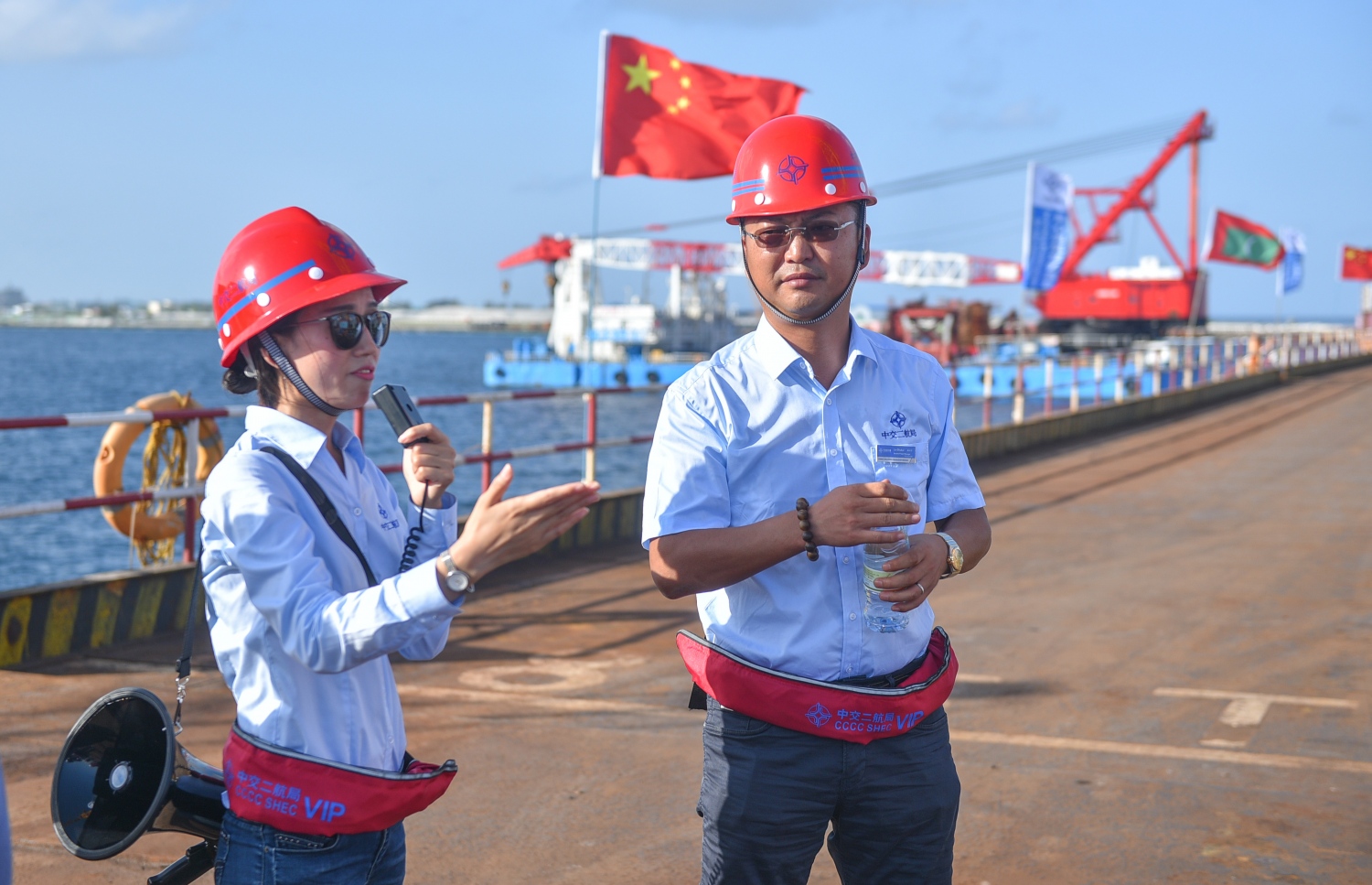 މާލެ-ހުޅުމާލެ ބްރިޖު: ޖުލައި 5، 2017- މާލެ އާއި ހުޅުލެއާ ދެމެދު އަޅާ ބްރިޖުގެ ގިނަ މަސައްކަތްތައް ނިމި، ޑެކު އެޅުމުގެ މަސައްކަތަށް ތައްޔާރުވެފައި.---މިހާރު ފޮޓޯތައް: ހުސެއިން ވަހީދު