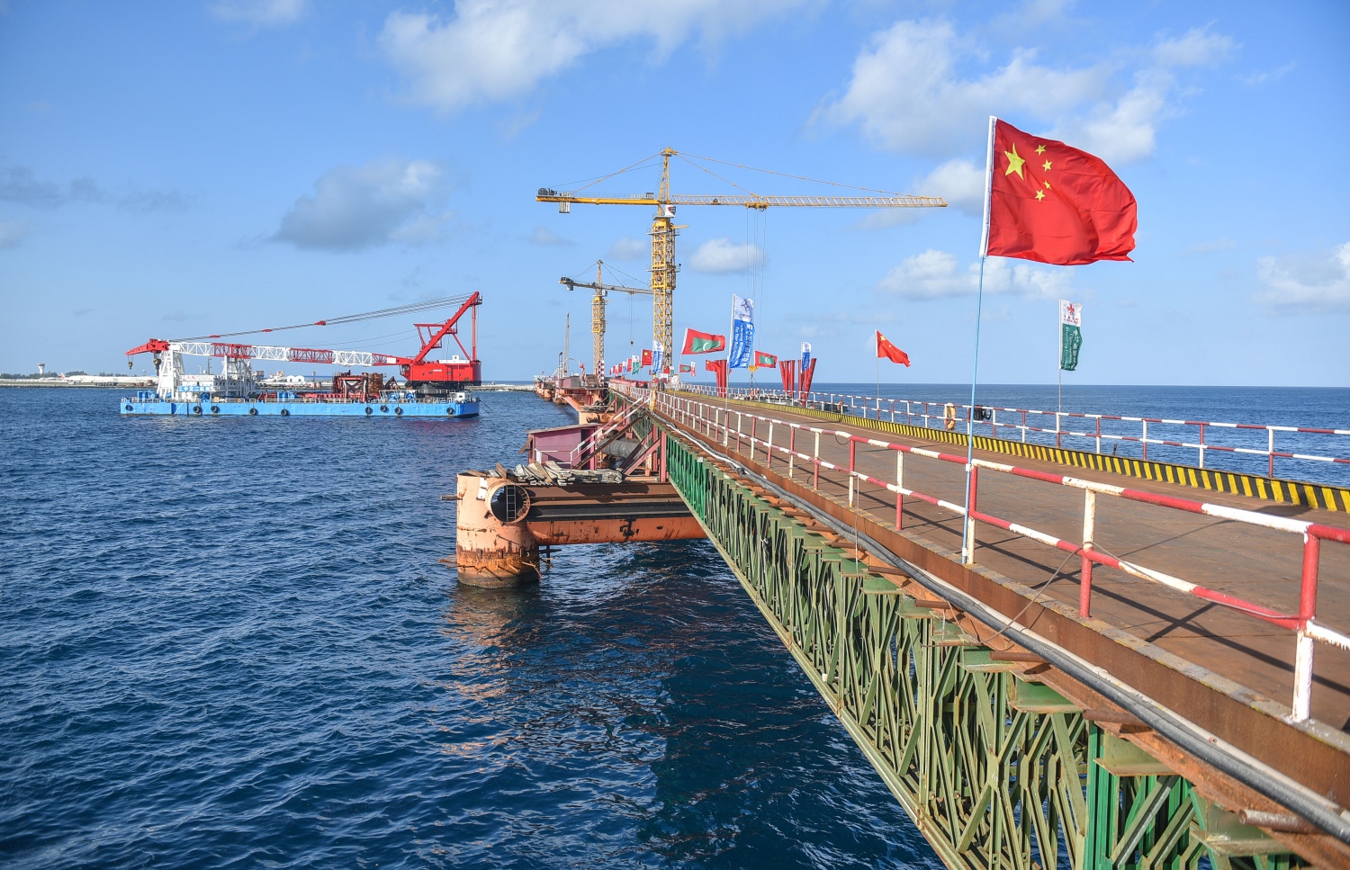 މާލެ-ހުޅުމާލެ ބްރިޖު: ޖުލައި 5، 2017- މާލެ އާއި ހުޅުލެއާ ދެމެދު އަޅާ ބްރިޖުގެ ގިނަ މަސައްކަތްތައް ނިމި، ޑެކު އެޅުމުގެ މަސައްކަތަށް ތައްޔާރުވެފައި.---މިހާރު ފޮޓޯތައް: ހުސެއިން ވަހީދު