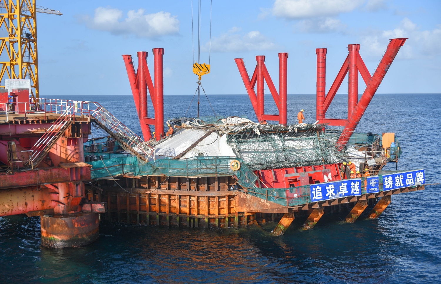 މާލެ-ހުޅުމާލެ ބްރިޖު: ޖުލައި 5، 2017- މާލެ އާއި ހުޅުލެއާ ދެމެދު އަޅާ ބްރިޖުގެ ގިނަ މަސައްކަތްތައް ނިމި، ޑެކު އެޅުމުގެ މަސައްކަތަށް ތައްޔާރުވެފައި.---މިހާރު ފޮޓޯތައް: ހުސެއިން ވަހީދު