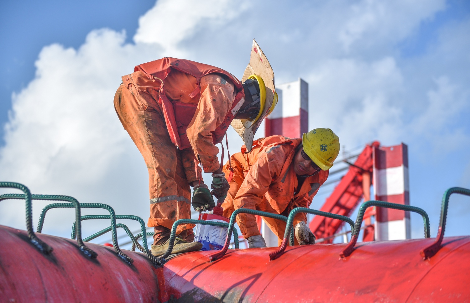 މާލެ-ހުޅުމާލެ ބްރިޖު: ޖުލައި 5، 2017- މާލެ އާއި ހުޅުލެއާ ދެމެދު އަޅާ ބްރިޖުގެ ގިނަ މަސައްކަތްތައް ނިމި، ޑެކު އެޅުމުގެ މަސައްކަތަށް ތައްޔާރުވެފައި.---މިހާރު ފޮޓޯތައް: ހުސެއިން ވަހީދު