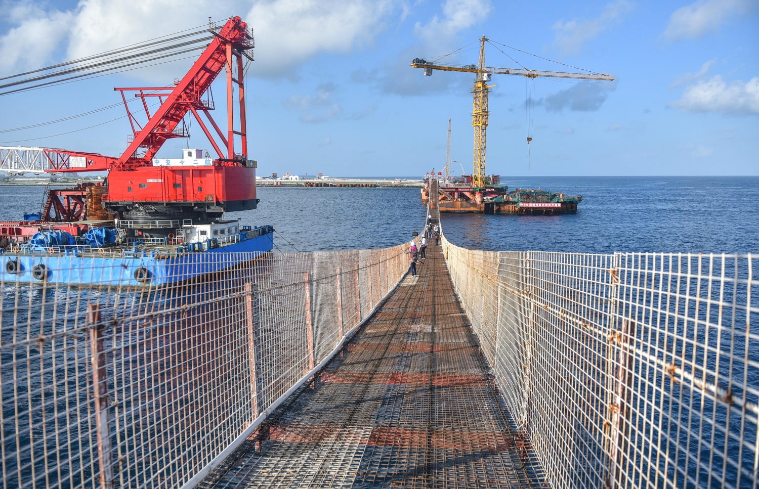 މާލެ-ހުޅުމާލެ ބްރިޖު: ޖުލައި 5، 2017- މާލެ އާއި ހުޅުލެއާ ދެމެދު އަޅާ ބްރިޖުގެ ގިނަ މަސައްކަތްތައް ނިމި، ޑެކު އެޅުމުގެ މަސައްކަތަށް ތައްޔާރުވެފައި.---މިހާރު ފޮޓޯތައް: ހުސެއިން ވަހީދު