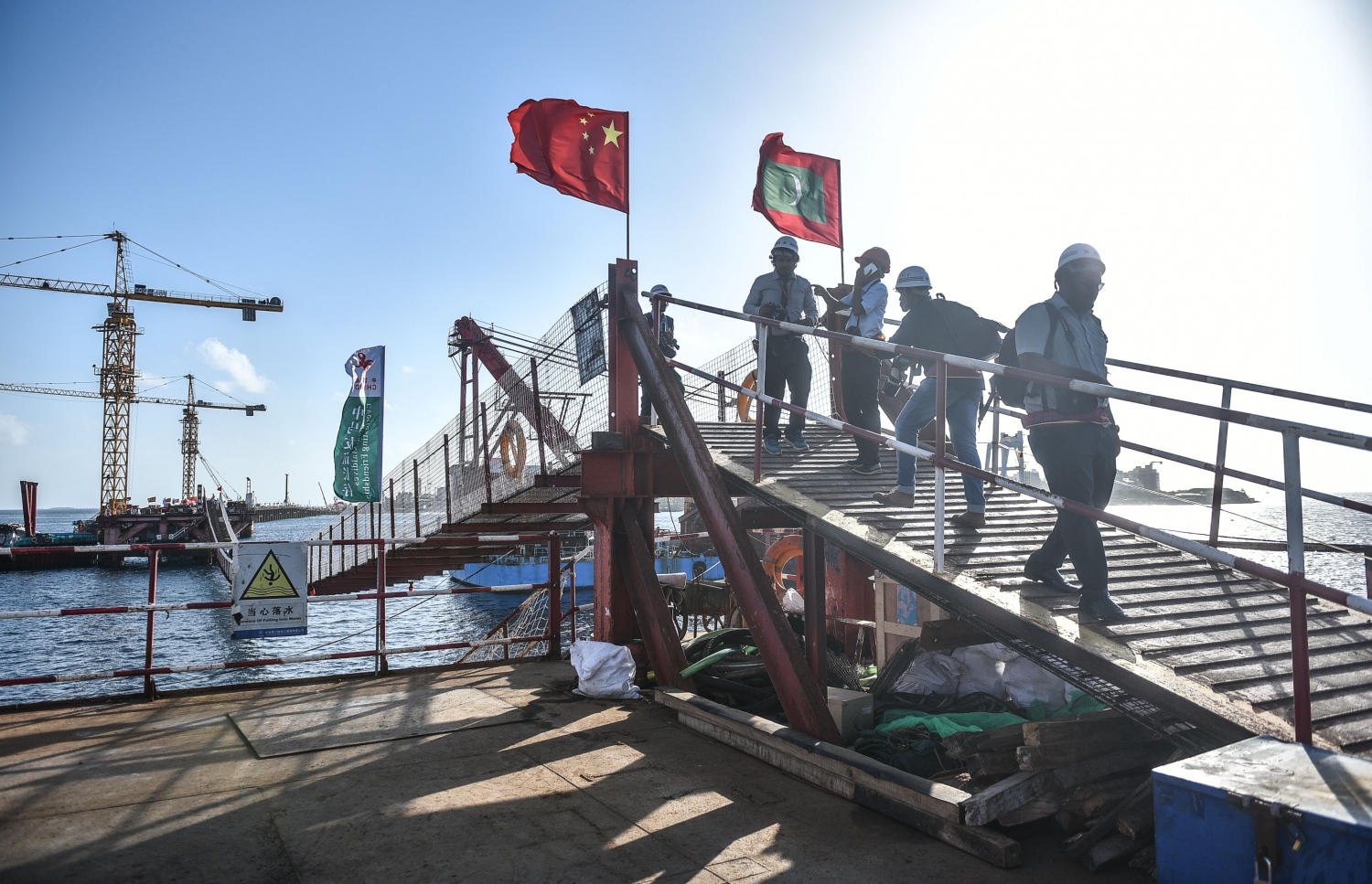 މާލެ-ހުޅުމާލެ ބްރިޖު: ޖުލައި 5، 2017- މާލެ އާއި ހުޅުލެއާ ދެމެދު އަޅާ ބްރިޖުގެ ގިނަ މަސައްކަތްތައް ނިމި، ޑެކު އެޅުމުގެ މަސައްކަތަށް ތައްޔާރުވެފައި.---މިހާރު ފޮޓޯތައް: ހުސެއިން ވަހީދު