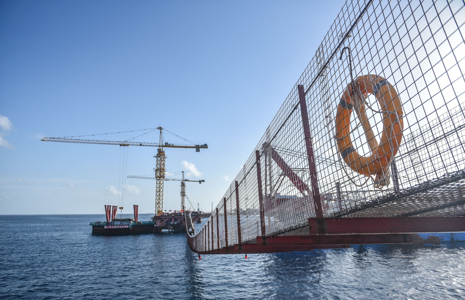 މާލެ-ހުޅުމާލެ ބްރިޖު: ޖުލައި 5، 2017- މާލެ އާއި ހުޅުލެއާ ދެމެދު އަޅާ ބްރިޖުގެ ގިނަ މަސައްކަތްތައް ނިމި، ޑެކު އެޅުމުގެ މަސައްކަތަށް ތައްޔާރުވެފައި.---މިހާރު ފޮޓޯތައް: ހުސެއިން ވަހީދު