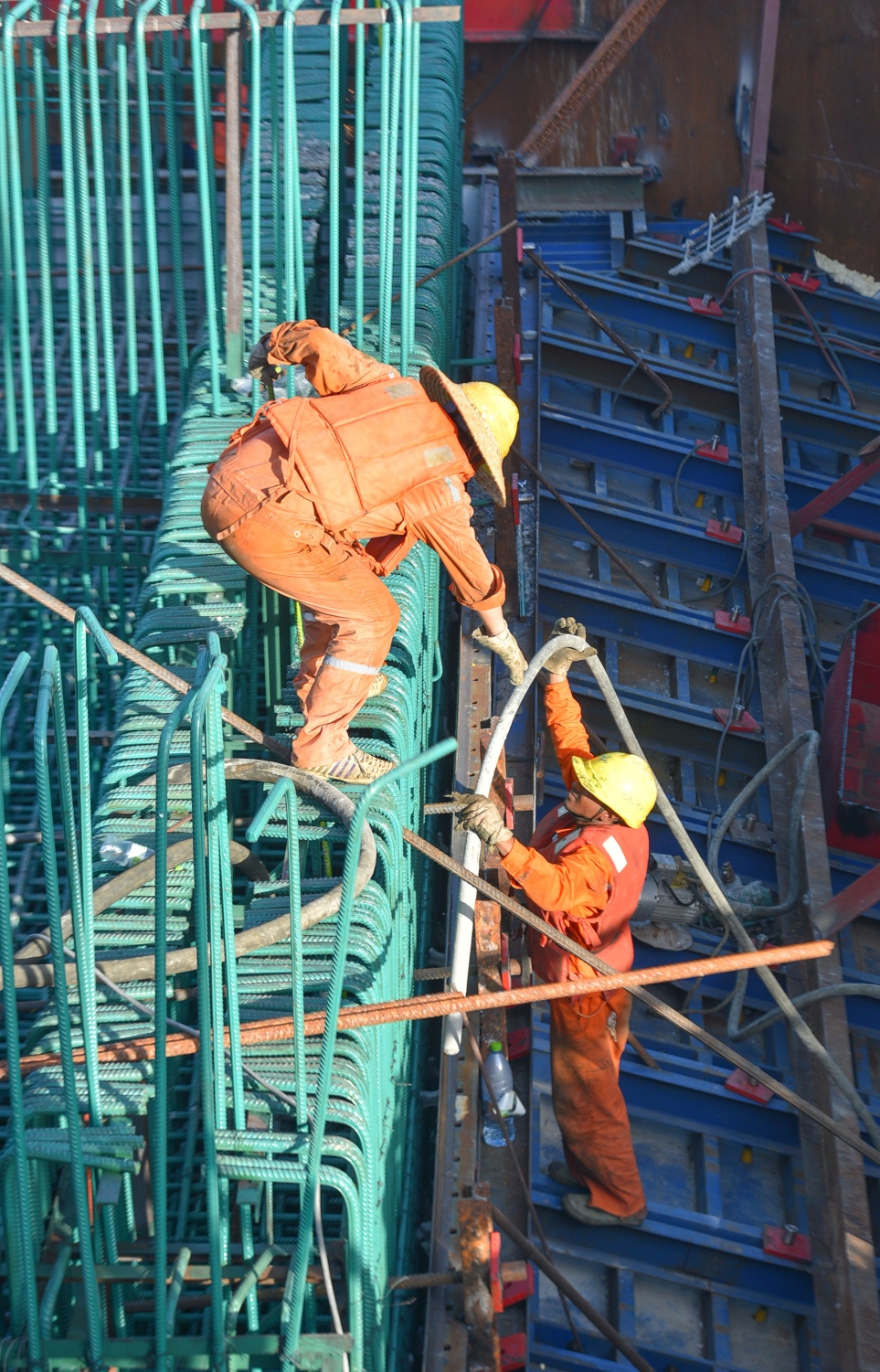 މާލެ-ހުޅުމާލެ ބްރިޖު: ޖުލައި 5، 2017- މާލެ އާއި ހުޅުލެއާ ދެމެދު އަޅާ ބްރިޖުގެ ގިނަ މަސައްކަތްތައް ނިމި، ޑެކު އެޅުމުގެ މަސައްކަތަށް ތައްޔާރުވެފައި.---މިހާރު ފޮޓޯތައް: ހުސެއިން ވަހީދު