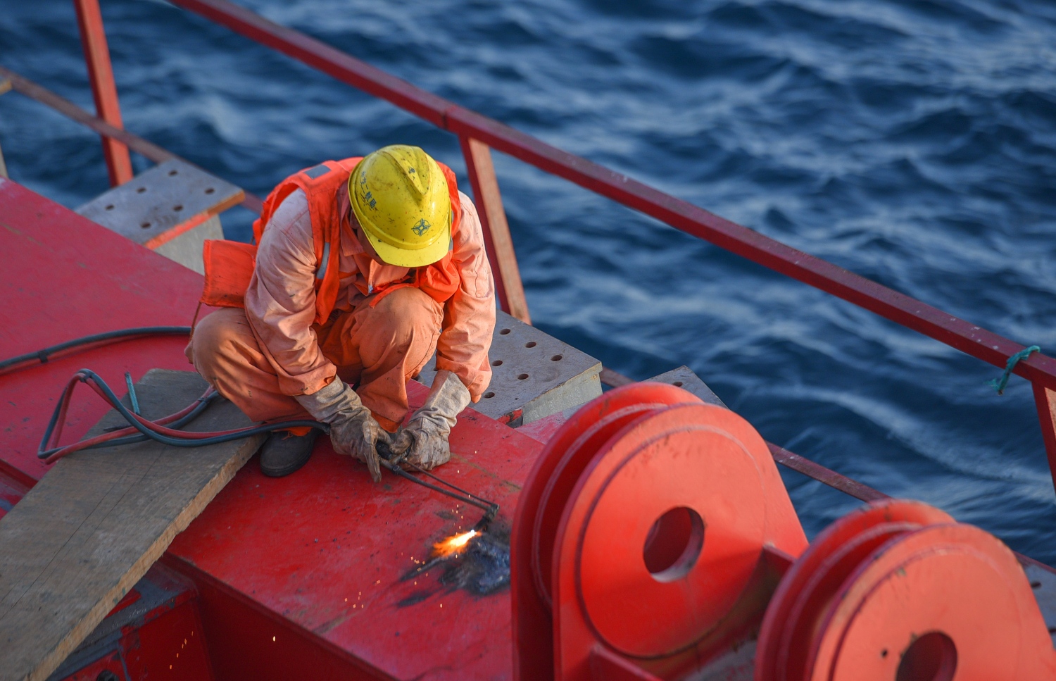 މާލެ-ހުޅުމާލެ ބްރިޖު: ޖުލައި 5، 2017- މާލެ އާއި ހުޅުލެއާ ދެމެދު އަޅާ ބްރިޖުގެ ގިނަ މަސައްކަތްތައް ނިމި، ޑެކު އެޅުމުގެ މަސައްކަތަށް ތައްޔާރުވެފައި.---މިހާރު ފޮޓޯތައް: ހުސެއިން ވަހީދު