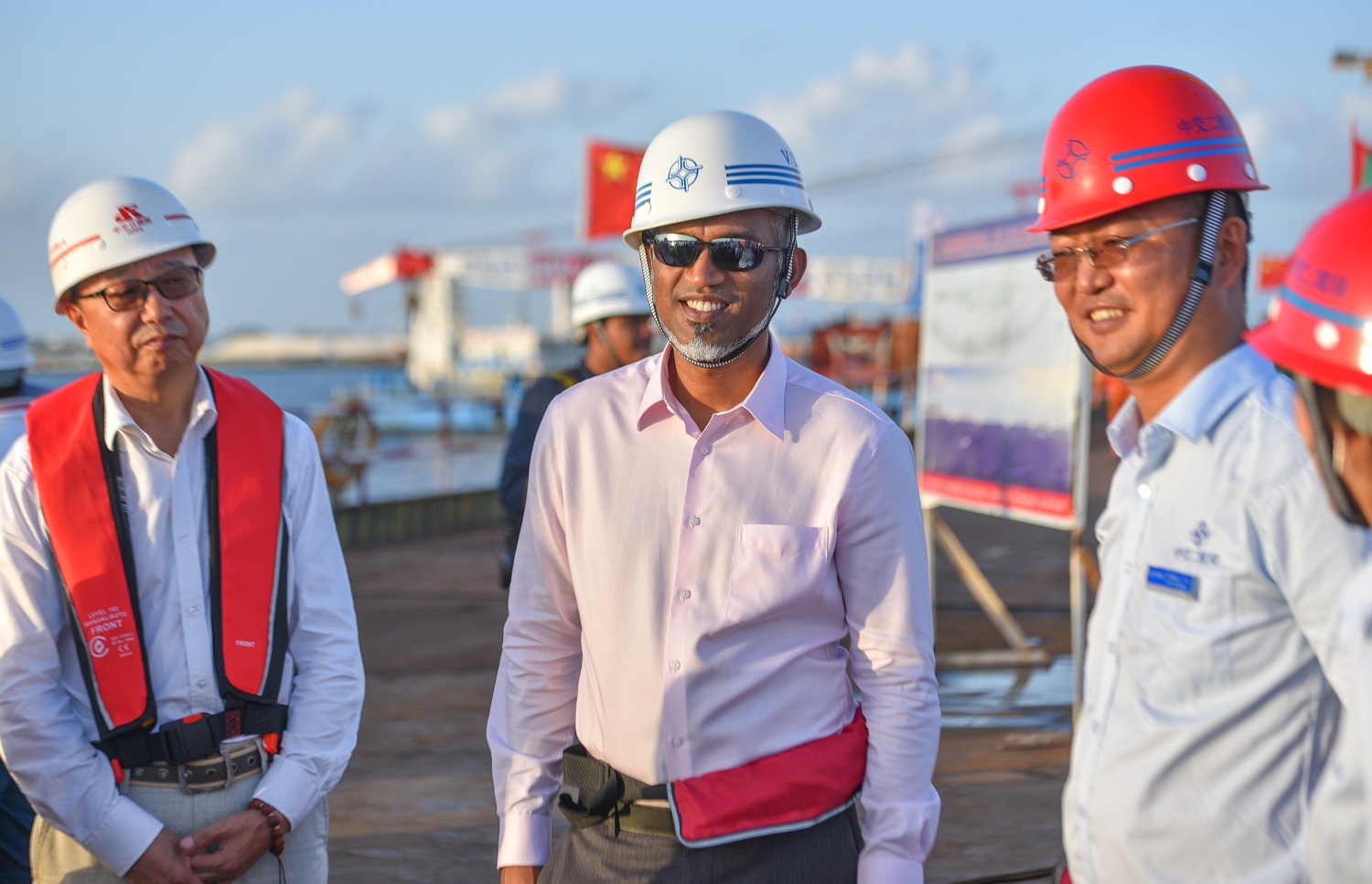 މާލެ-ހުޅުމާލެ ބްރިޖު: ޖުލައި 5، 2017- މާލެ އާއި ހުޅުލެއާ ދެމެދު އަޅާ ބްރިޖުގެ މަސައްކަތް ހައުސިން މިނިސްޓާރު މުއިއްޒު ބައްލަވާވައްވަނީ. ބްރިޖުގެ ގިނަ މަސައްކަތްތައް ނިމި، ޑެކު އެޅުމުގެ މަސައްކަތަށް ތައްޔާރުވެފައި.---މިހާރު ފޮޓޯތައް: ހުސެއިން ވަހީދު