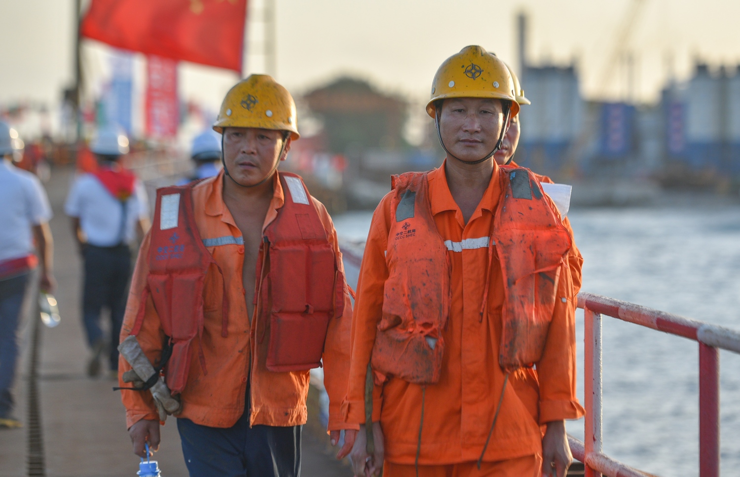 މާލެ-ހުޅުމާލެ ބްރިޖު: ޖުލައި 5، 2017- މާލެ އާއި ހުޅުލެއާ ދެމެދު އަޅާ ބްރިޖުގެ ގިނަ މަސައްކަތްތައް ނިމި، ޑެކު އެޅުމުގެ މަސައްކަތަށް ތައްޔާރުވެފައި.---މިހާރު ފޮޓޯތައް: ހުސެއިން ވަހީދު