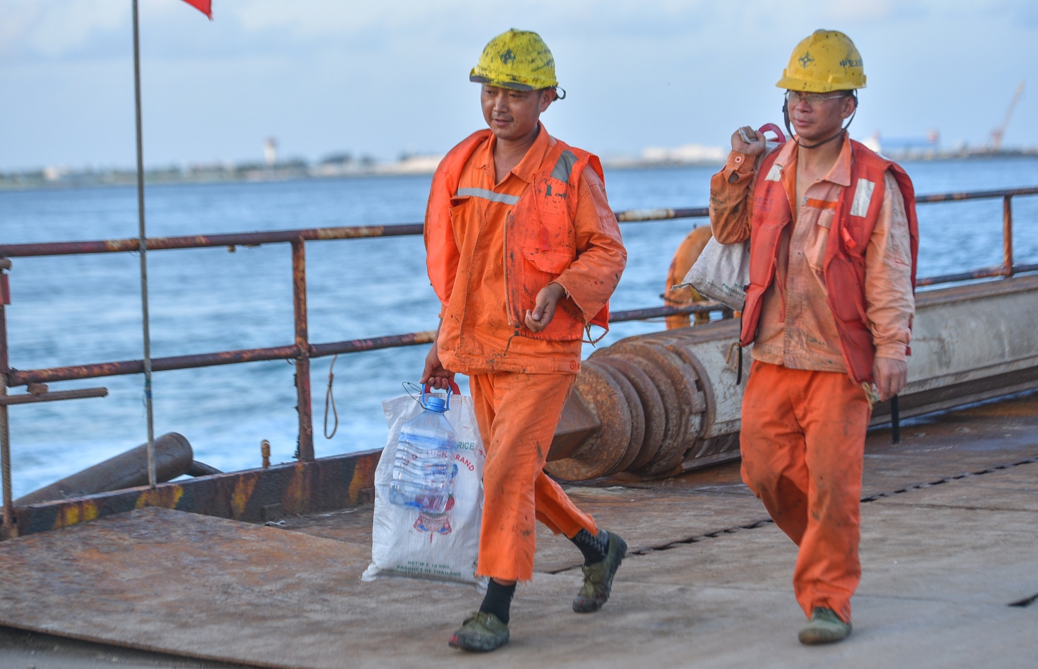 މާލެ-ހުޅުމާލެ ބްރިޖު: ޖުލައި 5، 2017- މާލެ އާއި ހުޅުލެއާ ދެމެދު އަޅާ ބްރިޖުގެ ގިނަ މަސައްކަތްތައް ނިމި، ޑެކު އެޅުމުގެ މަސައްކަތަށް ތައްޔާރުވެފައި.---މިހާރު ފޮޓޯތައް: ހުސެއިން ވަހީދު