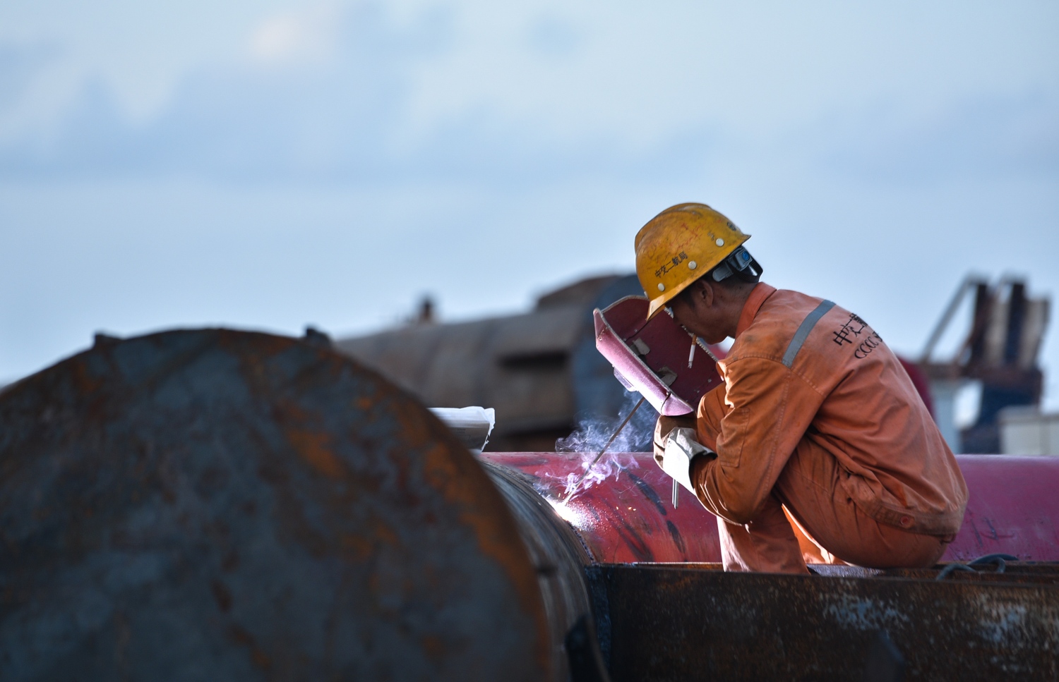 މާލެ-ހުޅުމާލެ ބްރިޖު: ޖުލައި 5، 2017- މާލެ އާއި ހުޅުލެއާ ދެމެދު އަޅާ ބްރިޖުގެ ގިނަ މަސައްކަތްތައް ނިމި، ޑެކު އެޅުމުގެ މަސައްކަތަށް ތައްޔާރުވެފައި.---މިހާރު ފޮޓޯތައް: ހުސެއިން ވަހީދު