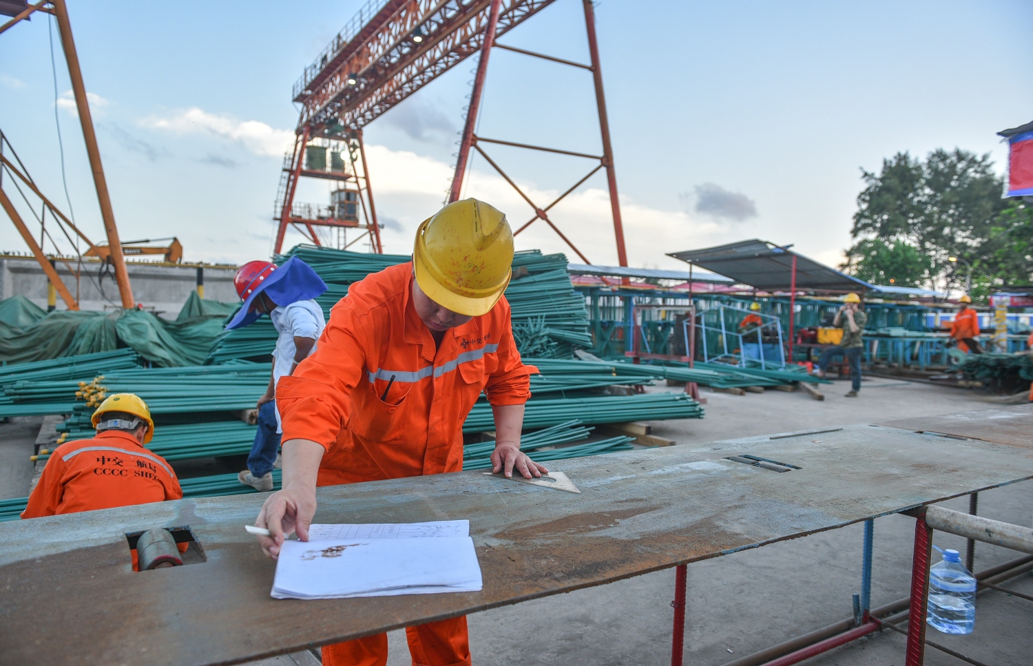 މާލެ-ހުޅުމާލެ ބްރިޖު: ޖުލައި 5، 2017- މާލެ އާއި ހުޅުލެއާ ދެމެދު އަޅާ ބްރިޖުގެ ޑެކު އެޅުމުގެ މަސައްކަތް ފެށުމަށް ސީސީސީސީ ގެ މުވައްޒަފުން ތައްޔާރުވަނީ.---މިހާރު ފޮޓޯތައް: ހުސެއިން ވަހީދު