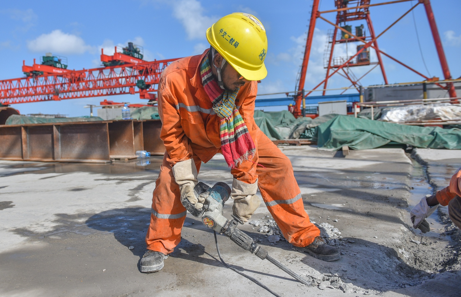 މާލެ-ހުޅުމާލެ ބްރިޖު: ޖުލައި 5، 2017- މާލެ އާއި ހުޅުލެއާ ދެމެދު އަޅާ ބްރިޖުގެ މަސައްކަތުގައި ސީސީސީސީގެ މުވައްޒަފެއް ހަރަކާތްތެރިވަނީ.---މިހާރު ފޮޓޯތައް: ހުސެއިން ވަހީދު