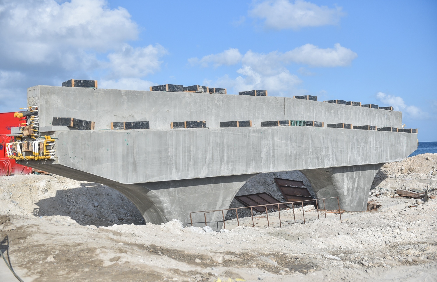 މާލެ-ހުޅުމާލެ ބްރިޖު: ޖުލައި 5، 2017- މާލެ އާއި ހުޅުލެއާ ދެމެދު އަޅާ ބްރިޖުގެ ގިނަ މަސައްކަތްތައް ނިމި، ޑެކު އެޅުމުގެ މަސައްކަތަށް ތައްޔާރުވެފައި.---މިހާރު ފޮޓޯތައް: ހުސެއިން ވަހީދު