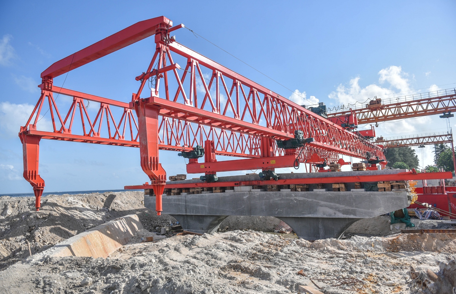 މާލެ-ހުޅުމާލެ ބްރިޖު: ޖުލައި 5، 2017- މާލެ އާއި ހުޅުލެއާ ދެމެދު އަޅާ ބްރިޖުގެ ގިނަ މަސައްކަތްތައް ނިމި، ޑެކު އެޅުމުގެ މަސައްކަތަށް ތައްޔާރުވެފައި.---މިހާރު ފޮޓޯތައް: ހުސެއިން ވަހީދު