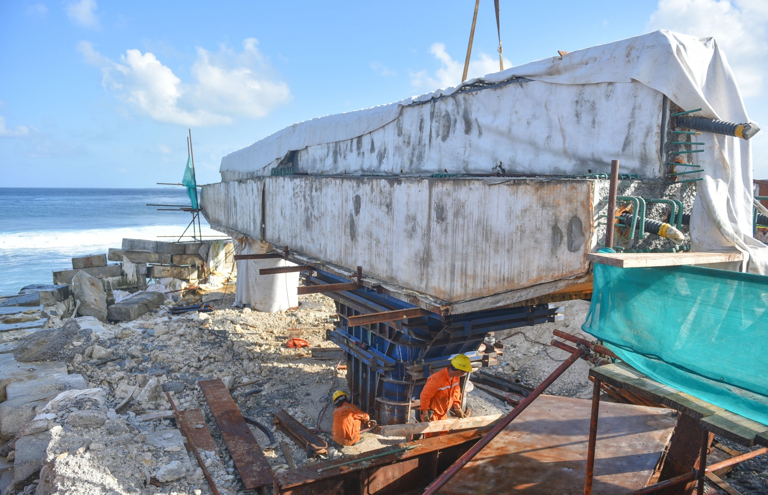 މާލެ-ހުޅުމާލެ ބްރިޖު: ޖުލައި 5، 2017- މާލެ އާއި ހުޅުލެއާ ދެމެދު އަޅާ ބްރިޖުގެ ގިނަ މަސައްކަތްތައް ނިމި، ޑެކު އެޅުމުގެ މަސައްކަތަށް ތައްޔާރުވެފައި.---މިހާރު ފޮޓޯތައް: ހުސެއިން ވަހީދު