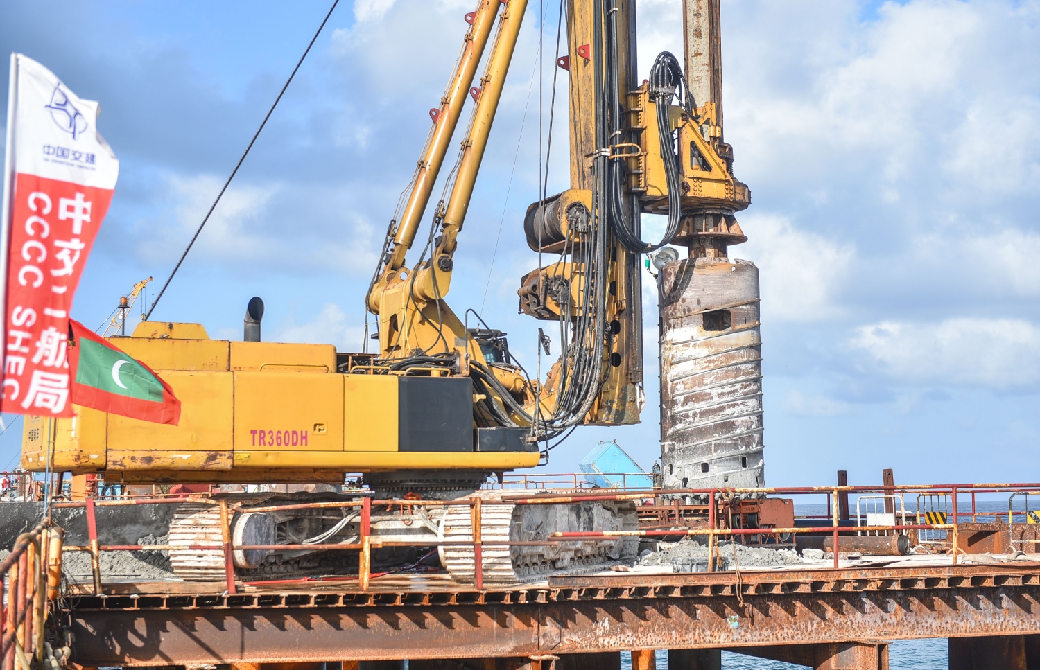 މާލެ-ހުޅުމާލެ ބްރިޖު: ޖުލައި 5، 2017- މާލެ އާއި ހުޅުލެއާ ދެމެދު އަޅާ ބްރިޖުގެ ގިނަ މަސައްކަތްތައް ނިމި، ޑެކު އެޅުމުގެ މަސައްކަތަށް ތައްޔާރުވެފައި.---މިހާރު ފޮޓޯތައް: ހުސެއިން ވަހީދު