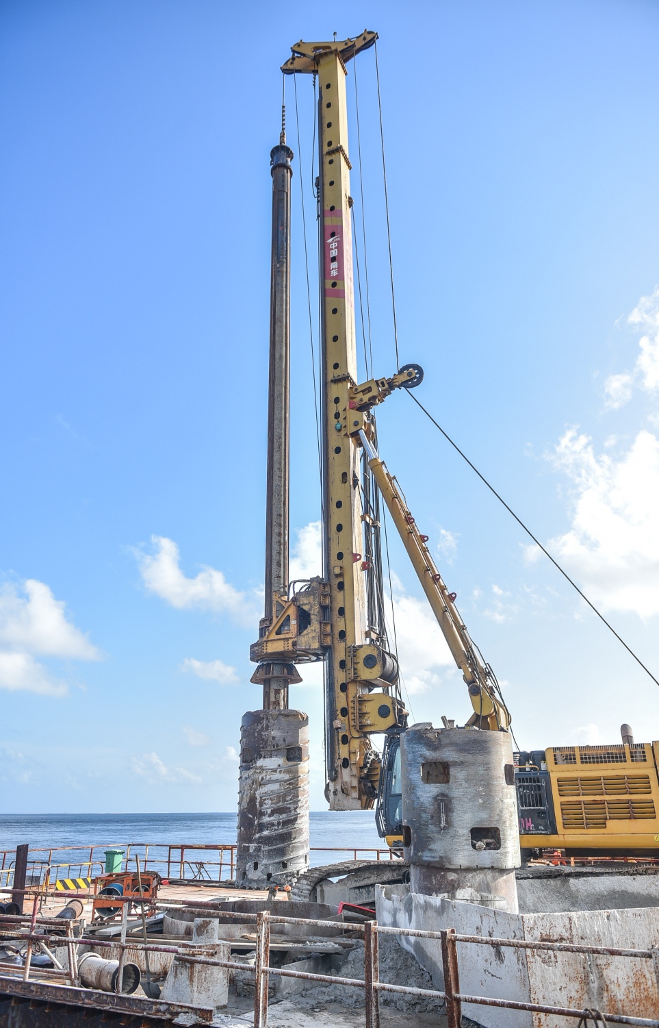 މާލެ-ހުޅުމާލެ ބްރިޖު: ޖުލައި 5، 2017- މާލެ އާއި ހުޅުލެއާ ދެމެދު އަޅާ ބްރިޖުގެ ގިނަ މަސައްކަތްތައް ނިމި، ޑެކު އެޅުމުގެ މަސައްކަތަށް ތައްޔާރުވެފައި.---މިހާރު ފޮޓޯތައް: ހުސެއިން ވަހީދު