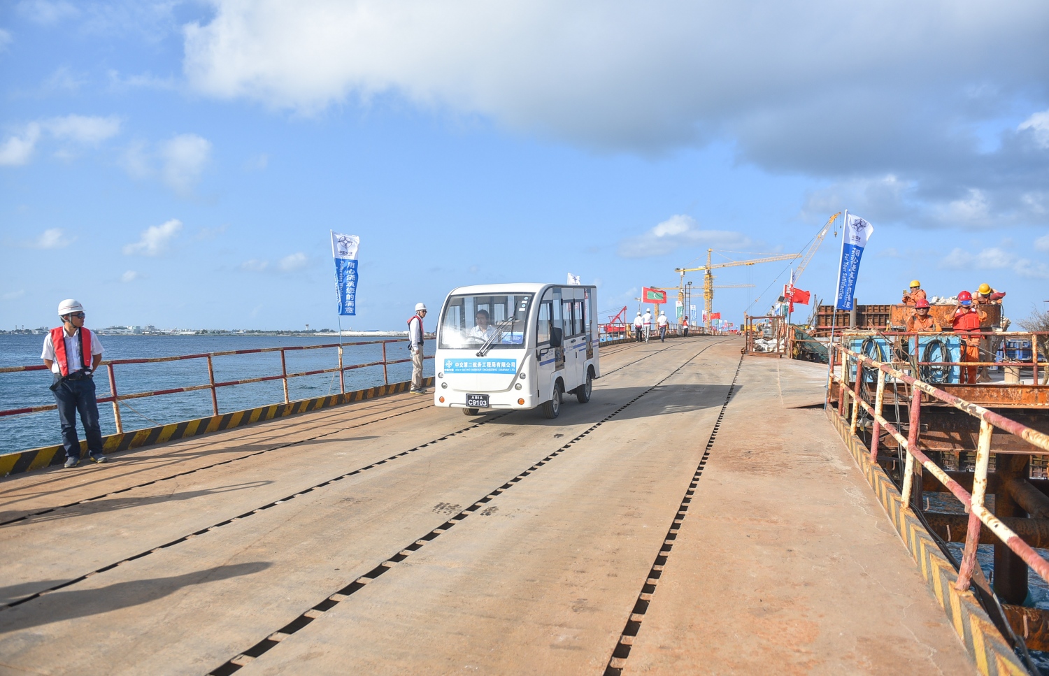 މާލެ-ހުޅުމާލެ ބްރިޖު: ޖުލައި 5، 2017- މާލެ އާއި ހުޅުލެއާ ދެމެދު އަޅާ ބްރިޖުގެ ގިނަ މަސައްކަތްތައް ނިމި، ޑެކު އެޅުމުގެ މަސައްކަތަށް ތައްޔާރުވެފައި.---މިހާރު ފޮޓޯތައް: ހުސެއިން ވަހީދު