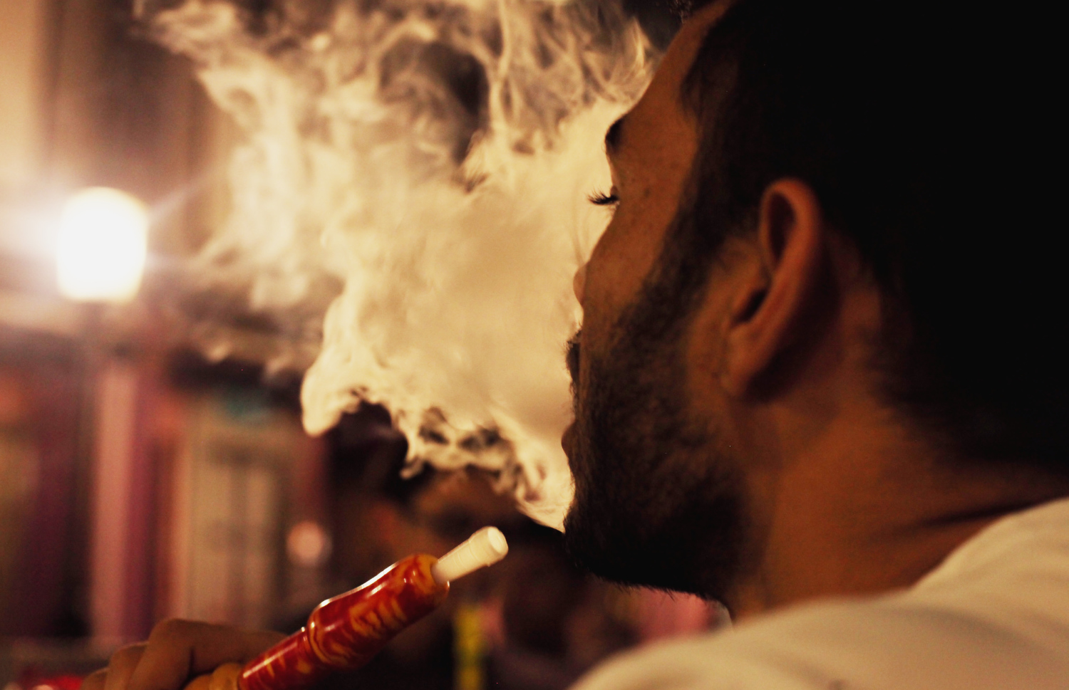 މީހަކު ޝީޝާ ބޮނީ. މި ވެސް ހިމެނެނީ ދުންފަތުގެ ބާވަތްތަކުގެ ތެރޭގައި.