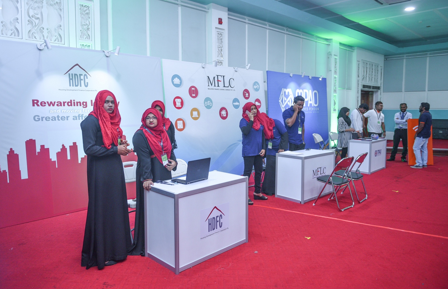 މާލެ: ޖުލައި 6، 2017- ގެދޮރުވެރިކަމަށް ބޭނުންވާ ފައިސާ ހޯދޭނެ ގޮތްތަކާ ބެހޭ ގޮތުން އެމްއެމްއޭ އާއި އެޗްޑީސީ ގުޅިގެން ދަރުބާރުގޭގައި ފެށި މި އަހަރުގެ މޯލްޑިވްސް ފައިނޭންޝަލް އެކްސްޕޯގެ ތެރެއިން.---މިހާރު ފޮޓޯ: ހުސެއިން ވަހީދު