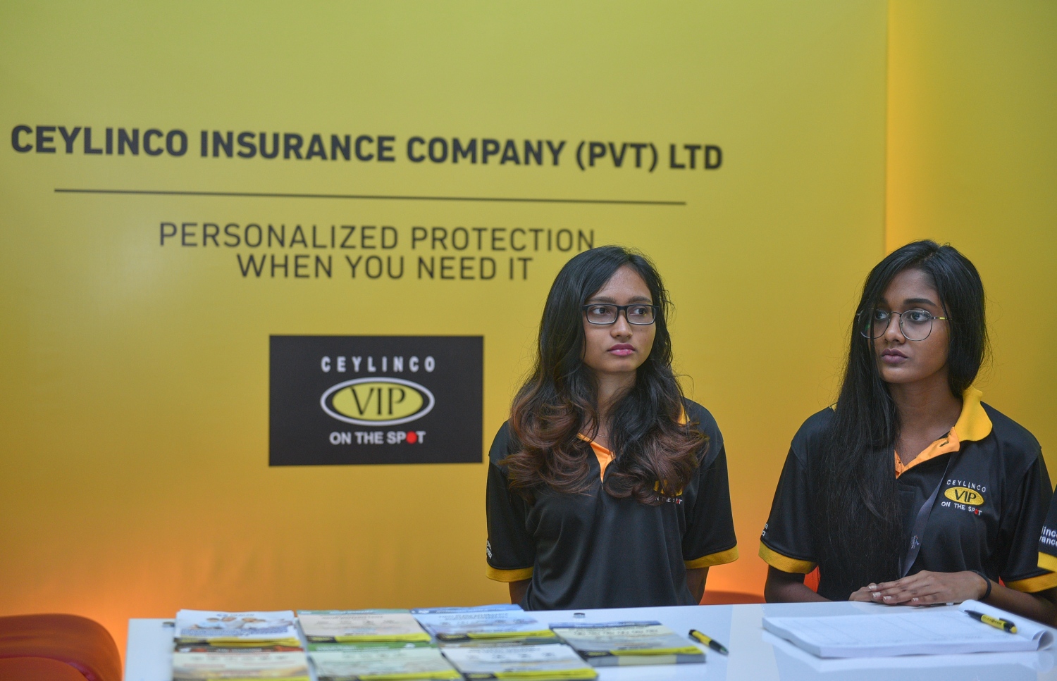 މާލެ: ޖުލައި 6، 2017- ގެދޮރުވެރިކަމަށް ބޭނުންވާ ފައިސާ ހޯދޭނެ ގޮތްތަކާ ބެހޭ ގޮތުން އެމްއެމްއޭ އާއި އެޗްޑީސީ ގުޅިގެން ދަރުބާރުގޭގައި ފެށި މި އަހަރުގެ މޯލްޑިވްސް ފައިނޭންޝަލް އެކްސްޕޯގައި ހުރި ސިލިންކޯ އިންޝުއަރެންސްގެ ސްޓޯލެއްގައި އެ ކުންފުނީގެ ދެ މުވައްޒަފަކު މައުލޫމާތު ދެނީ.---މިހާރު ފޮޓޯ: ހުސެއިން ވަހީދު