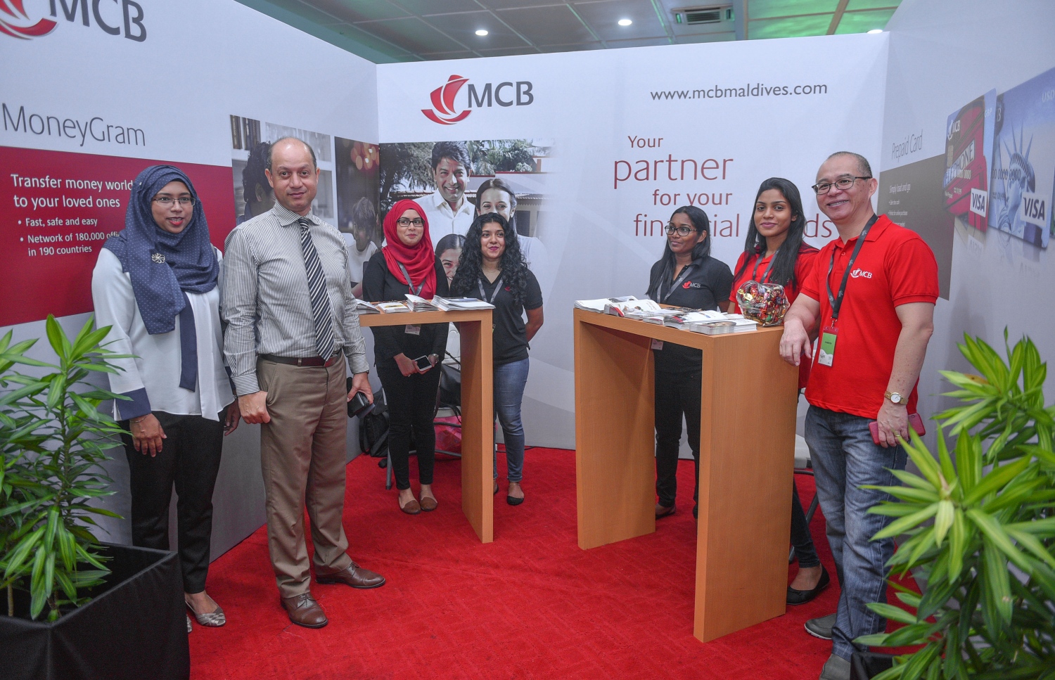 މާލެ: ޖުލައި 6، 2017- ގެދޮރުވެރިކަމަށް ބޭނުންވާ ފައިސާ ހޯދޭނެ ގޮތްތަކާ ބެހޭ ގޮތުން އެމްއެމްއޭ އާއި އެޗްޑީސީ ގުޅިގެން ދަރުބާރުގޭގައި ފެށި މި އަހަރުގެ މޯލްޑިވްސް ފައިނޭންޝަލް އެކްސްޕޯގައި ހުރި މޮރިޝަސް ކޮމާޝަލް ބޭންކް (އެމްސީބީ) ގެ މުވައްޒަފުންތަކެއް މަޑުކޮށްލައިގެން.---މިހާރު ފޮޓޯ: ހުސެއިން ވަހީދު