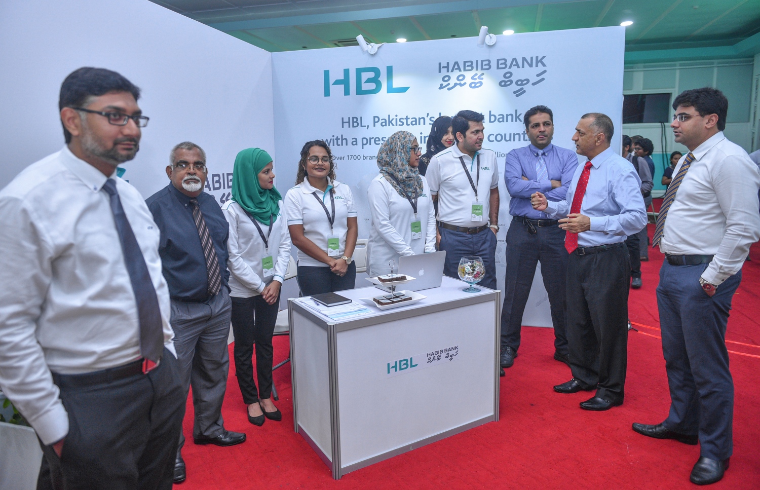 މާލެ: ޖުލައި 6، 2017- ގެދޮރުވެރިކަމަށް ބޭނުންވާ ފައިސާ ހޯދޭނެ ގޮތްތަކާ ބެހޭ ގޮތުން އެމްއެމްއޭ އާއި އެޗްޑީސީ ގުޅިގެން ދަރުބާރުގޭގައި ފެށި މި އަހަރުގެ މޯލްޑިވްސް ފައިނޭންޝަލް އެކްސްޕޯގައި ހުރި ހަބީބް ބޭންކްގެ ސްޓޯލެއްގައި އެ ބޭންކުގެ މުވައްޒަފުންތަކެއް މަޑުކޮށްލައިގެން.---މިހާރު ފޮޓޯ: ހުސެއިން ވަހީދު