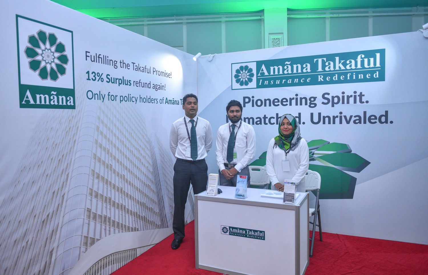 މާލެ: ޖުލައި 6، 2017- ގެދޮރުވެރިކަމަށް ބޭނުންވާ ފައިސާ ހޯދޭނެ ގޮތްތަކާ ބެހޭ ގޮތުން އެމްއެމްއޭ އާއި އެޗްޑީސީ ގުޅިގެން ދަރުބާރުގޭގައި ފެށި މި އަހަރުގެ މޯލްޑިވްސް ފައިނޭންޝަލް އެކްސްޕޯގައި ހުރި އަމާނާތަކާފުލްގެ ސްޓޯލެއްގައި އެ ކުންފުނީގެ މުވައްޒަފުންތަކެއް މަޑުކޮށްލައިގެން.---މިހާރު ފޮޓޯ: ހުސެއިން ވަހީދު