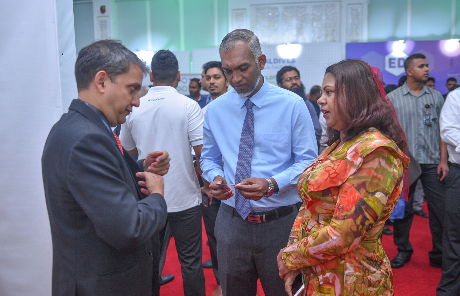 މާލެ: ޖުލައި 6، 2017- ގެދޮރުވެރިކަމަށް ބޭނުންވާ ފައިސާ ހޯދޭނެ ގޮތްތަކާ ބެހޭ ގޮތުން އެމްއެމްއޭ އާއި އެޗްޑީސީ ގުޅިގެން ދަރުބާރުގޭގައި ފެށި މި އަހަރުގެ މޯލްޑިވްސް ފައިނޭންޝަލް އެކްސްޕޯގައި ހައުސިން މިނިސްޓަރު މުއިއްޒާއި އެމްއެމްއޭގެ ގަވަރުނަރު އަޒީމާ.---މިހާރު ފޮޓޯ: ހުސެއިން ވަހީދު