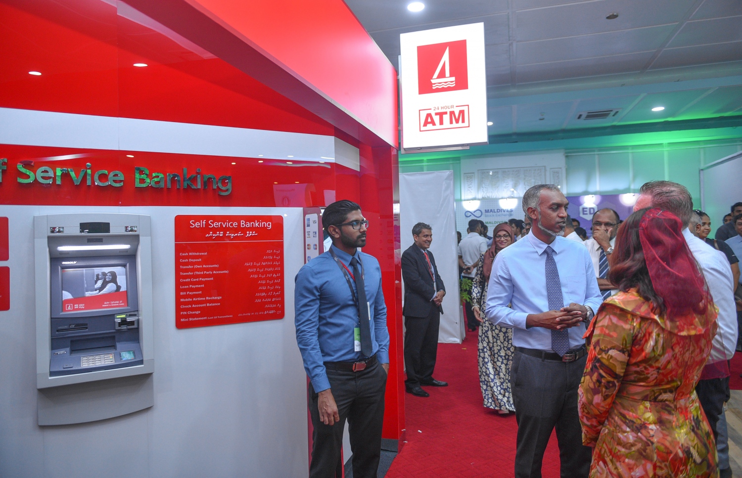 މާލެ: ޖުލައި 6، 2017- ގެދޮރުވެރިކަމަށް ބޭނުންވާ ފައިސާ ހޯދޭނެ ގޮތްތަކާ ބެހޭ ގޮތުން އެމްއެމްއޭ އާއި އެޗްޑީސީ ގުޅިގެން ދަރުބާރުގޭގައި ފެށި މި އަހަރުގެ މޯލްޑިވްސް ފައިނޭންޝަލް އެކްސްޕޯގައި ހުރި ބޭންކް އޮފް މޯލްޑިވްސްގެ ސްޓޯލަކުން، އެ ބޭންކުގެ ޚިދުމަތްތަކާ ގުޅޭ މައުލޫމާތު ހައުސިން މިނިސްޓަރު މުއިއްޒު ހޯއްދަވަނީ.---މިހާރު ފޮޓޯ: ހުސެއިން ވަހީދު