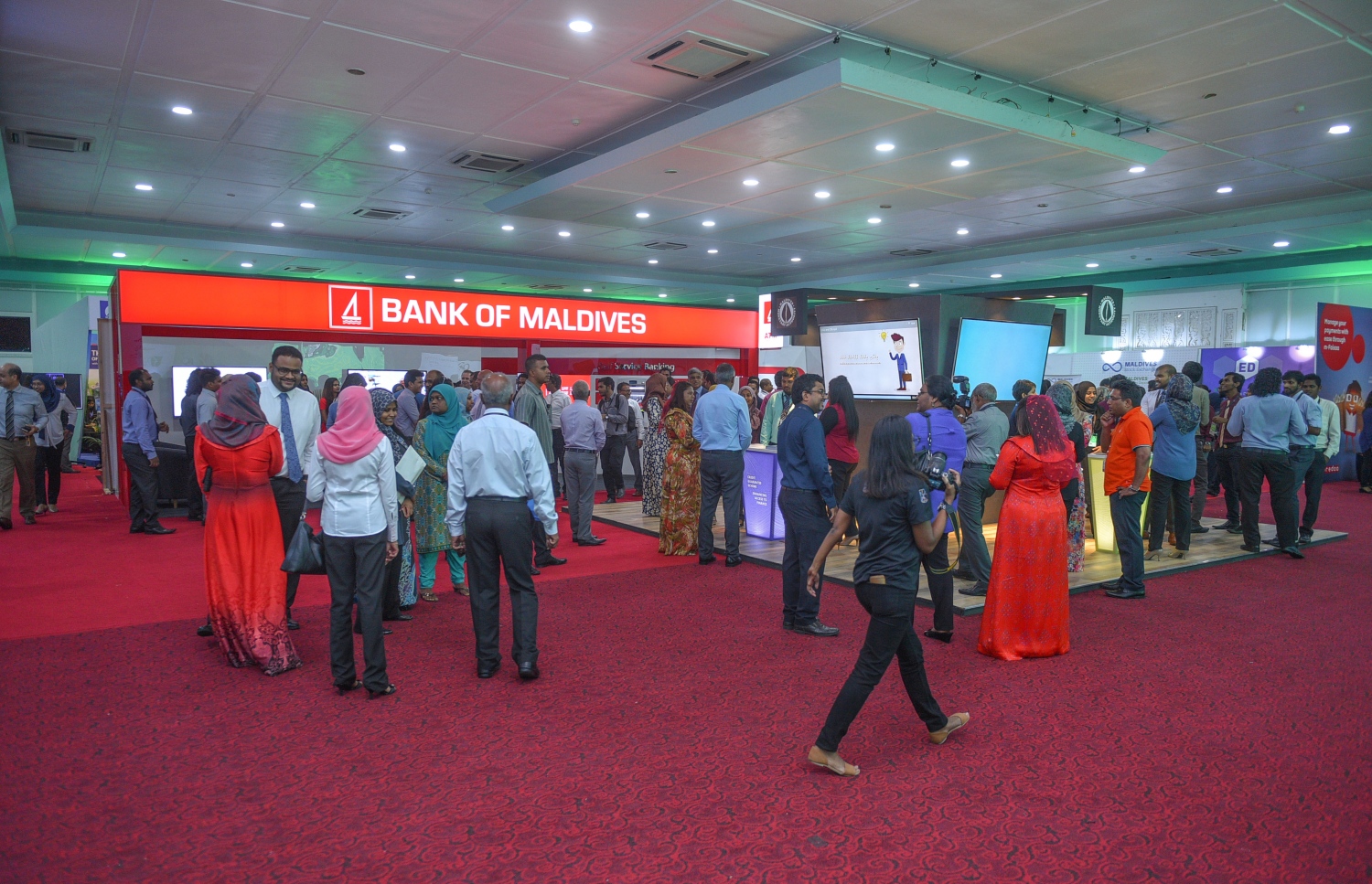 މާލެ: ޖުލައި 6، 2017- ގެދޮރުވެރިކަމަށް ބޭނުންވާ ފައިސާ ހޯދޭނެ ގޮތްތަކާ ބެހޭ ގޮތުން އެމްއެމްއޭ އާއި އެޗްޑީސީ ގުޅިގެން ދަރުބާރުގޭގައި ފެށި މި އަހަރުގެ މޯލްޑިވްސް ފައިނޭންޝަލް އެކްސްޕޯގެ ތެރެއިން.---މިހާރު ފޮޓޯ: ހުސެއިން ވަހީދު