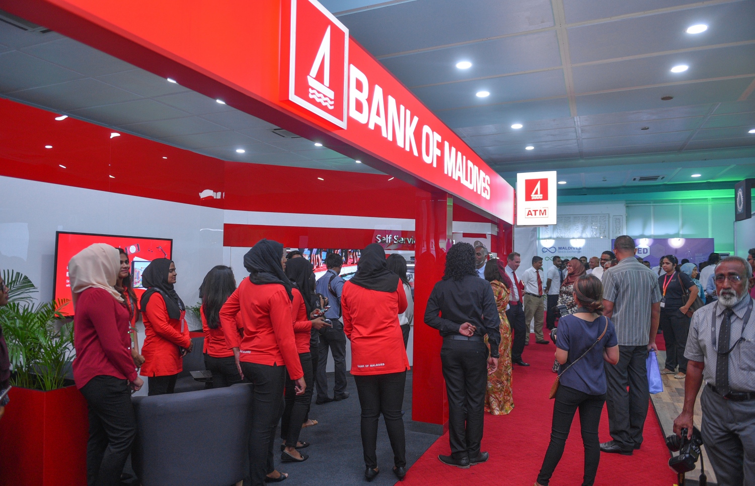 މާލެ: ޖުލައި 6، 2017- ގެދޮރުވެރިކަމަށް ބޭނުންވާ ފައިސާ ހޯދޭނެ ގޮތްތަކާ ބެހޭ ގޮތުން އެމްއެމްއޭ އާއި އެޗްޑީސީ ގުޅިގެން ދަރުބާރުގޭގައި ފެށި މި އަހަރުގެ މޯލްޑިވްސް ފައިނޭންޝަލް އެކްސްޕޯގެ ތެރެއިން.---މިހާރު ފޮޓޯ: ހުސެއިން ވަހީދު