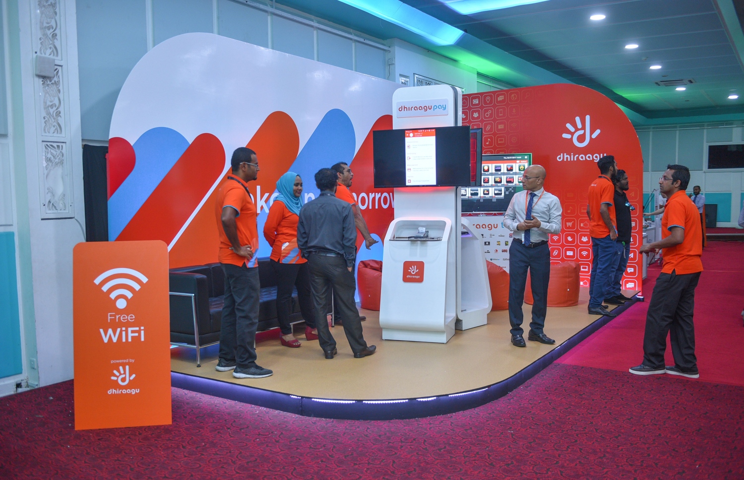 މާލެ: ޖުލައި 6، 2017- ގެދޮރުވެރިކަމަށް ބޭނުންވާ ފައިސާ ހޯދޭނެ ގޮތްތަކާ ބެހޭ ގޮތުން އެމްއެމްއޭ އާއި އެޗްޑީސީ ގުޅިގެން ދަރުބާރުގޭގައި ފެށި މި އަހަރުގެ މޯލްޑިވްސް ފައިނޭންޝަލް އެކްސްޕޯގައި ހުރި ދިރާގުގެ ސްޓޯލް.---މިހާރު ފޮޓޯ: ހުސެއިން ވަހީދު