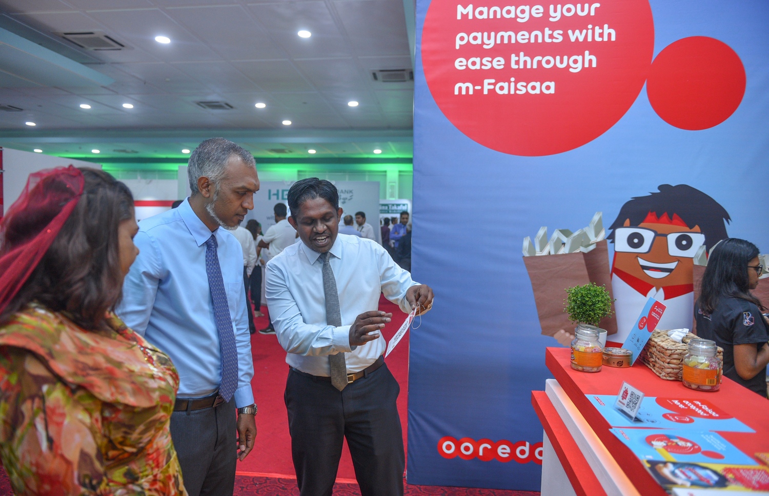 މާލެ: ޖުލައި 6، 2017- ގެދޮރުވެރިކަމަށް ބޭނުންވާ ފައިސާ ހޯދޭނެ ގޮތްތަކާ ބެހޭ ގޮތުން އެމްއެމްއޭ އާއި އެޗްޑީސީ ގުޅިގެން ދަރުބާރުގޭގައި ފެށި މި އަހަރުގެ މޯލްޑިވްސް ފައިނޭންޝަލް އެކްސްޕޯގައި ހުރި އުރީދޫގެ ސްޓޯލަކުން، އެ ކުންފުނީގެ ޚިދުމަތްތަކާ ބެހޭ މައުލޫމާތު ހައުސިން މިނިސްޓަރު މުއިއްޒު އަށް ދެއްވަނީ.---މިހާރު ފޮޓޯ: ހުސެއިން ވަހީދު