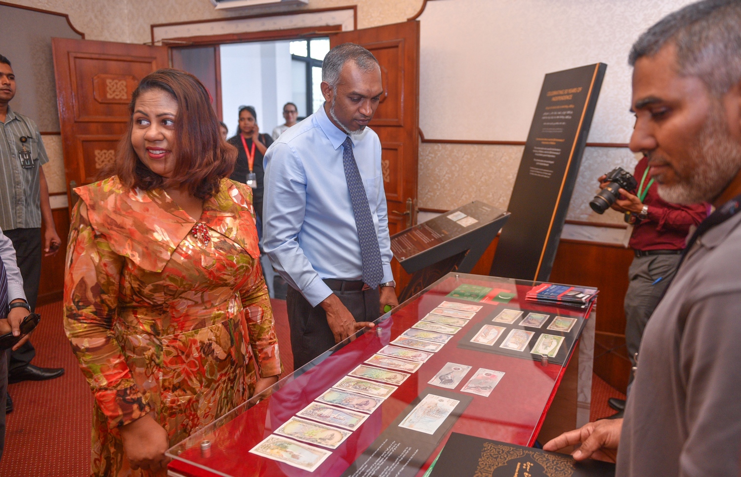 މާލެ: ޖުލައި 6، 2017- ގެދޮރުވެރިކަމަށް ބޭނުންވާ ފައިސާ ހޯދޭނެ ގޮތްތަކާ ބެހޭ ގޮތުން އެމްއެމްއޭ އާއި އެޗްޑީސީ ގުޅިގެން ދަރުބާރުގޭގައި ފެށި މި އަހަރުގެ މޯލްޑިވްސް ފައިނޭންޝަލް އެކްސްޕޯގެ އެމްއެމްއޭގެ ސްޓޯލެއްގެ ކައިރީގައި ހައުސިން މިނިސްޓަރު މުއިއްޒާއި އެމްއެމްއޭގެ ގަވަރު އަޒީމާ މަޑުކޮށްލައްވައިގެން.---މިހާރު ފޮޓޯ: ހުސެއިން ވަހީދު