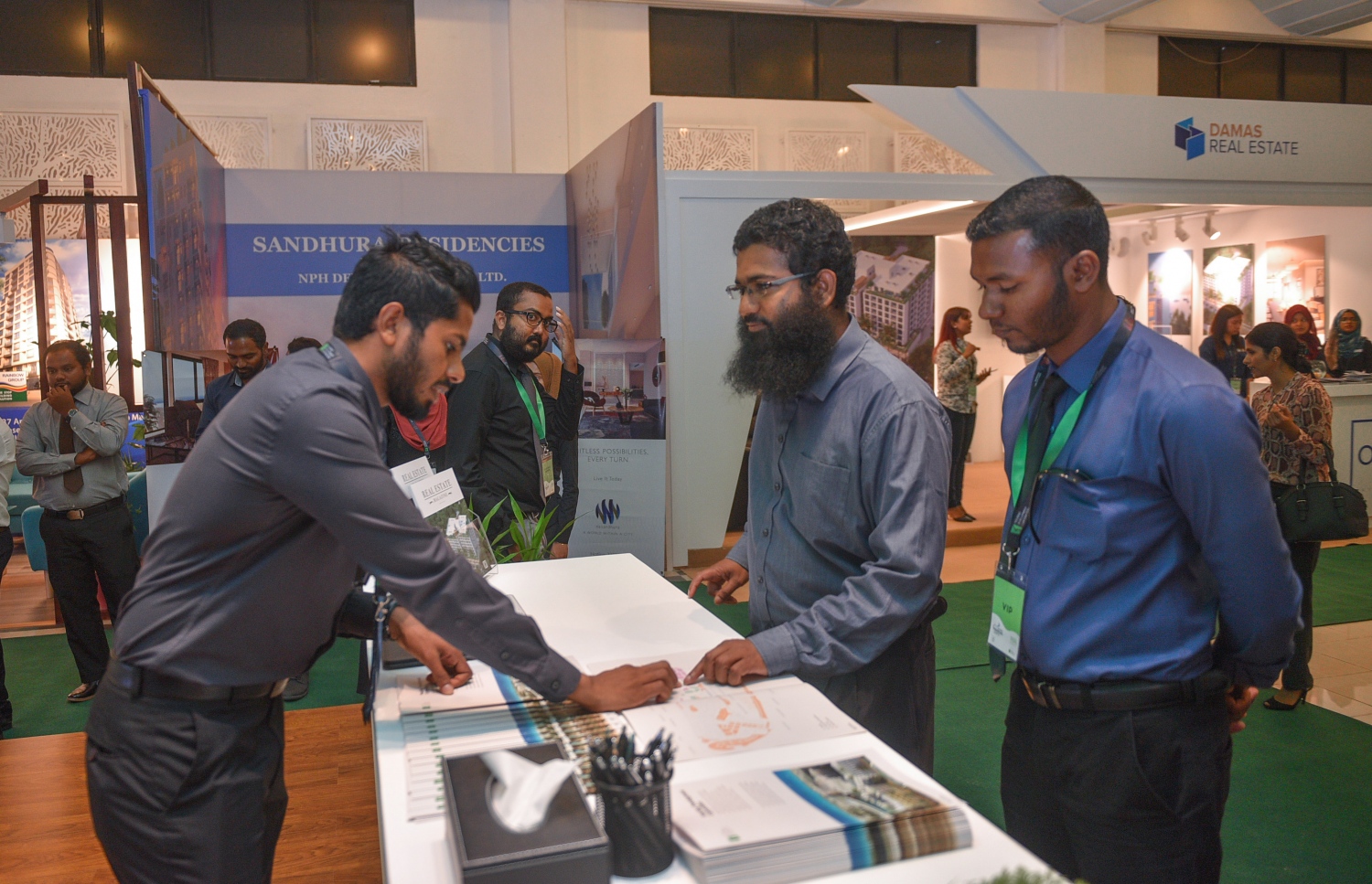 މާލެ: ޖުލައި 6، 2017- ގެދޮރުވެރިކަމަށް ބޭނުންވާ ފައިސާ ހޯދޭނެ ގޮތްތަކާ ބެހޭ ގޮތުން އެމްއެމްއޭ އާއި އެޗްޑީސީ ގުޅިގެން ދަރުބާރުގޭގައި ފެށި މި އަހަރުގެ މޯލްޑިވްސް ފައިނޭންޝަލް އެކްސްޕޯގެ ތެރެއިން.---މިހާރު ފޮޓޯ: ހުސެއިން ވަހީދު