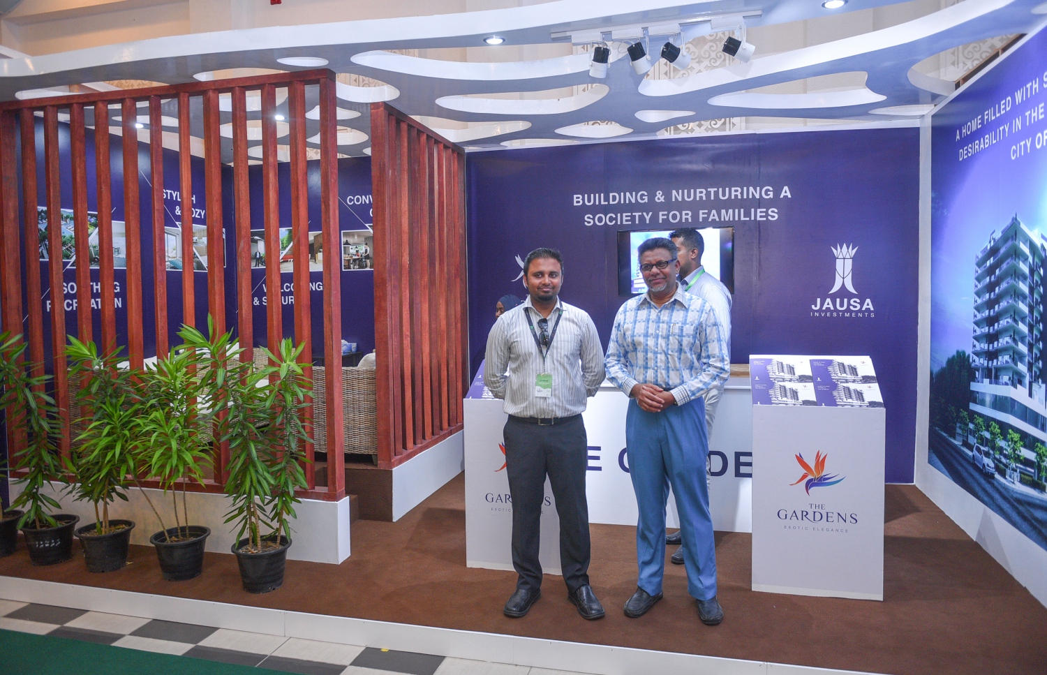 މާލެ: ޖުލައި 6، 2017- ގެދޮރުވެރިކަމަށް ބޭނުންވާ ފައިސާ ހޯދޭނެ ގޮތްތަކާ ބެހޭ ގޮތުން އެމްއެމްއޭ އާއި އެޗްޑީސީ ގުޅިގެން ދަރުބާރުގޭގައި ފެށި މި އަހަރުގެ މޯލްޑިވްސް ފައިނޭންޝަލް އެކްސްޕޯގައި ހުރި ޖައުސާ ކޮންސްޓަރްކްޝަންގެ ސްޓޯލްގައި އެ ކުންފުނީގެ ޗެއާމަން ޖައުފަރު އީސާ އާދަމް (ކ) މަޑުކޮށްލައްވައިގެން.---މިހާރު ފޮޓޯ: ހުސެއިން ވަހީދު