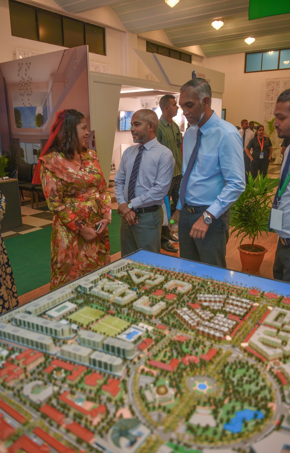 މާލެ: ޖުލައި 6، 2017- ގެދޮރުވެރިކަމަށް ބޭނުންވާ ފައިސާ ހޯދޭނެ ގޮތްތަކާ ބެހޭ ގޮތުން އެމްއެމްއޭ އާއި އެޗްޑީސީ ގުޅިގެން ދަރުބާރުގޭގައި ފެށި މި އަހަރުގެ މޯލްޑިވްސް ފައިނޭންޝަލް އެކްސްޕޯގައި، ހުޅުމާލޭގެ ތަރައްގީ ފެންނަ މޮޑެލްއެއްގެ ކައިރީގައި ހައުސިން މިނިސްޓަރު މުއިއްޒާއި އެމްއެމްއޭގެ ގަވަރުނަރު އަޒީމާ އަދި އެޗްޑީސީގެ އެމްޑީ ސައިމަން މަޑުކޮށްލައްވައިގެން.---މިހާރު ފޮޓޯ: ހުސެއިން ވަހީދު