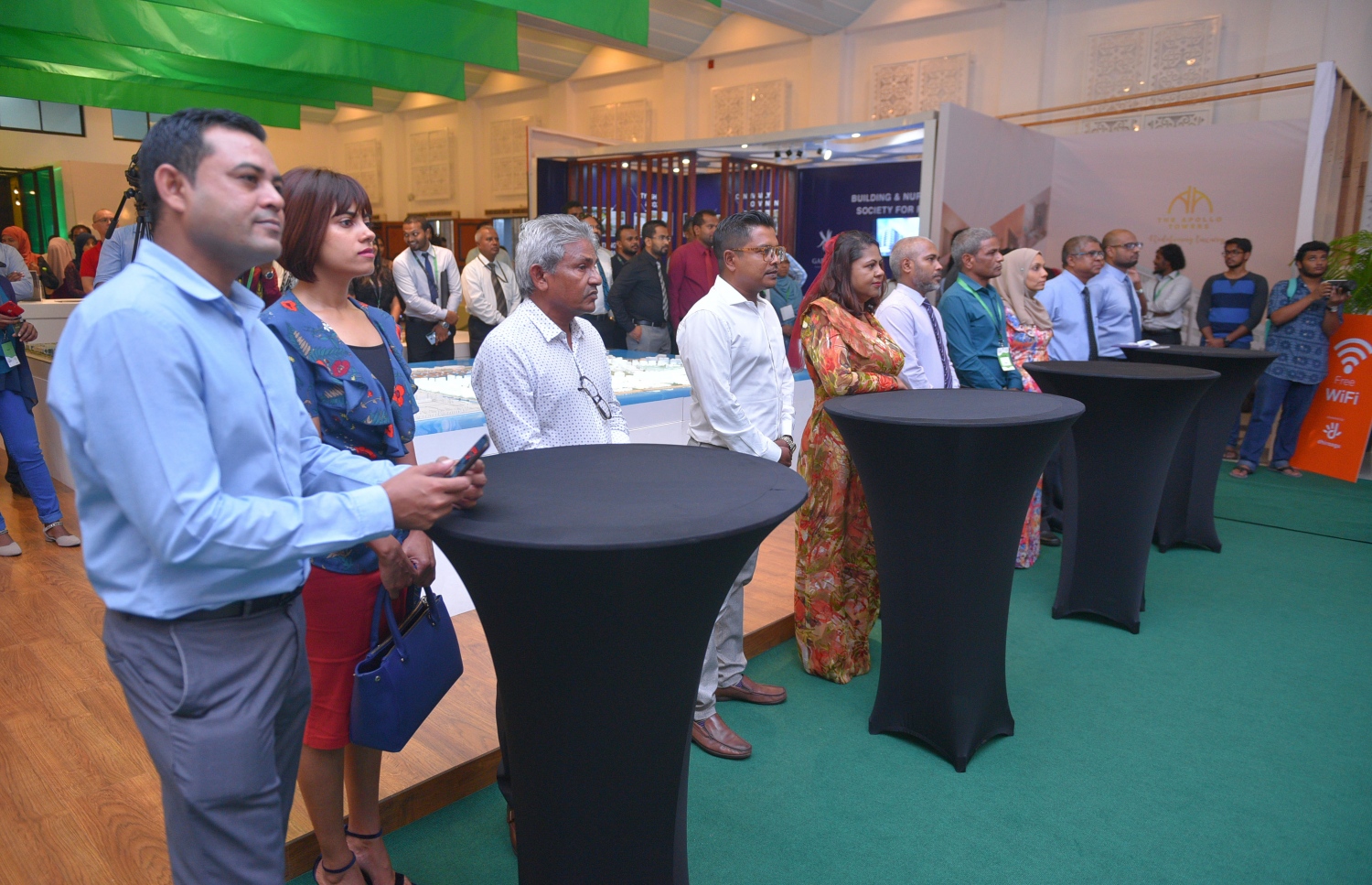 މާލެ: ޖުލައި 6، 2017- ގެދޮރުވެރިކަމަށް ބޭނުންވާ ފައިސާ ހޯދޭނެ ގޮތްތަކާ ބެހޭ ގޮތުން އެމްއެމްއޭ އާއި އެޗްޑީސީ ގުޅިގެން ދަރުބާރުގޭގައި ފެށި މި އަހަރުގެ މޯލްޑިވްސް ފައިނޭންޝަލް އެކްސްޕޯގެ ތެރެއިން.---މިހާރު ފޮޓޯ: ހުސެއިން ވަހީދު