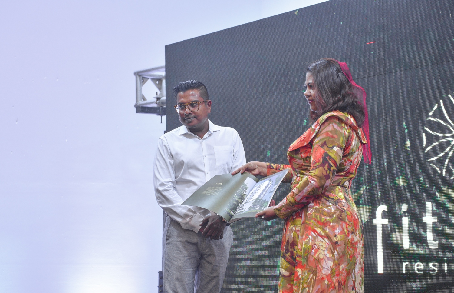 މާލެ: ޖުލައި 6، 2017- ގެދޮރުވެރިކަމަށް ބޭނުންވާ ފައިސާ ހޯދޭނެ ގޮތްތަކާ ބެހޭ ގޮތުން އެމްއެމްއޭ އާއި އެޗްޑީސީ ގުޅިގެން ދަރުބާރުގޭގައި ފެށި މި އަހަރުގެ މޯލްޑިވްސް ފައިނޭންޝަލް އެކްސްޕޯގެ ތެރެއިން.---މިހާރު ފޮޓޯ: ހުސެއިން ވަހީދު