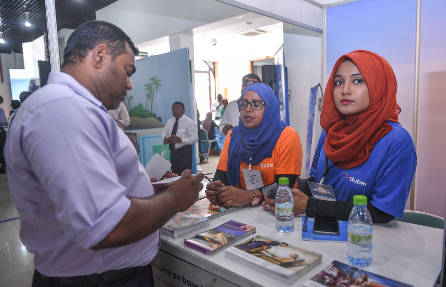 މާލެ: ޖުލައި 6، 2017- ދަތުރުފަތުރުކުރުމާ ބެހޭ މައުލޫމާތު ދިވެހިންނާއި ރާއްޖޭގައި ވަޒީފާ އަދާކުރާ ބޭރު މީހުންނަށް ފޯރުކޮށްދިނުމަށް ހައިރައިސް އިން އިންތިޒާމުކޮށްގެން ބާއްވާ މި އަހަރުގެ ވެކޭޝަންސް އެކްސްޕޯގައި ހުރި އިނަމޯލްޑިވްސްގެ ސްޓޯލް އިން މީހަކު މައުލޫމާތު ހޯދަނީ: އާޓް ގެލެރީގައި ކުރިއަށް ގެންދާ މި އެކްސްޕޯ އޮންނާނީ އަންނަ ހޮނިހިރުދުވަހުގެ ނިޔަލަށް.---މިހާރު ފޮޓޯ: ހުސެއިން ވަހީދު