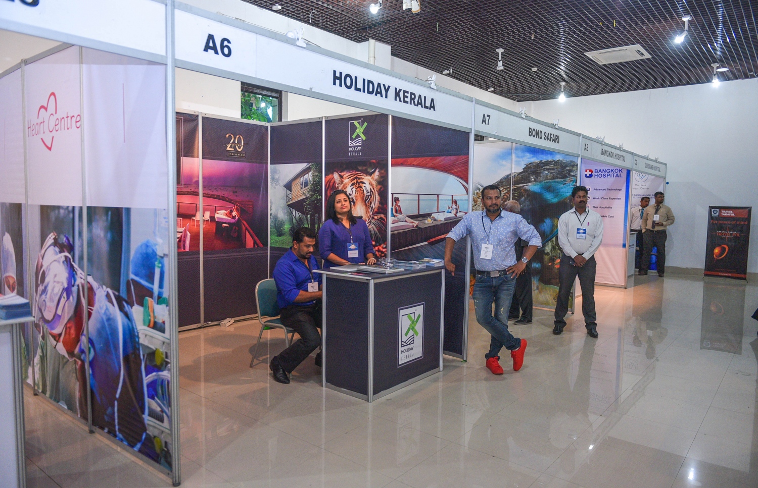 މާލެ: ޖުލައި 6، 2017- ދަތުރުފަތުރުކުރުމާ ބެހޭ މައުލޫމާތު ދިވެހިންނާއި ރާއްޖޭގައި ވަޒީފާ އަދާކުރާ ބޭރު މީހުންނަށް ފޯރުކޮށްދިނުމަށް ހައިރައިސް އިން އިންތިޒާމުކޮށްގެން ބާއްވާ މި އަހަރުގެ ވެކޭޝަންސް އެކްސްޕޯގެ ބައެއް ސްޓޯލްތައް: އާޓް ގެލެރީގައި ކުރިއަށް ގެންދާ މި އެކްސްޕޯ އޮންނާނީ އަންނަ ހޮނިހިރުދުވަހުގެ ނިޔަލަށް.---މިހާރު ފޮޓޯ: ހުސެއިން ވަހީދު