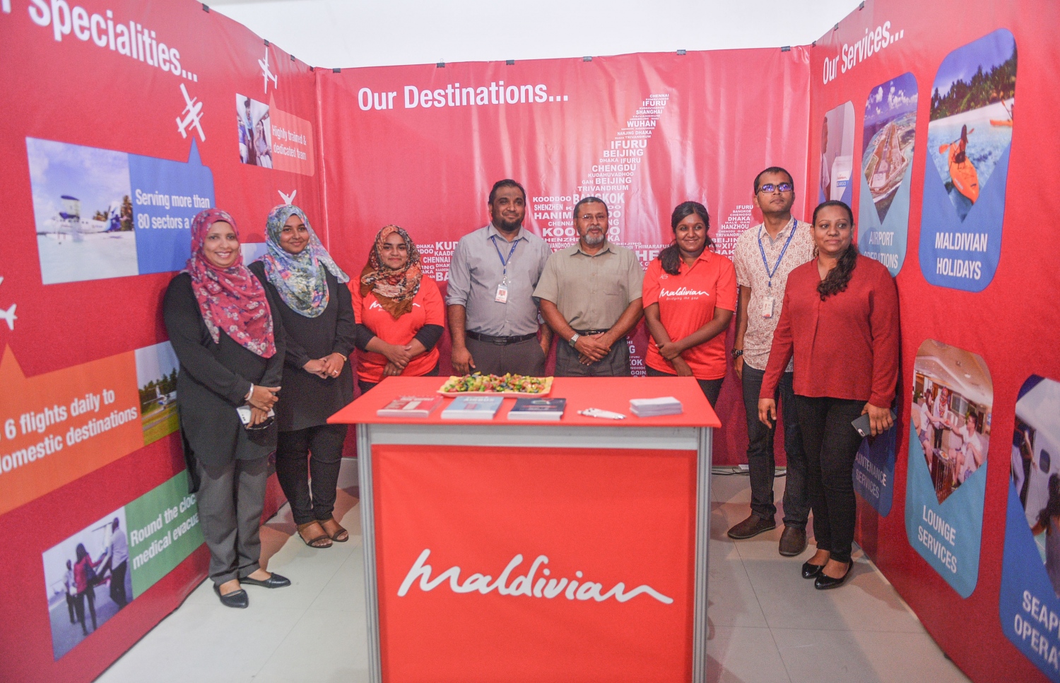 މާލެ: ޖުލައި 6، 2017- ދަތުރުފަތުރުކުރުމާ ބެހޭ މައުލޫމާތު ދިވެހިންނާއި ރާއްޖޭގައި ވަޒީފާ އަދާކުރާ ބޭރު މީހުންނަށް ފޯރުކޮށްދިނުމަށް ހައިރައިސް އިން އިންތިޒާމުކޮށްގެން ބާއްވާ މި އަހަރުގެ ވެކޭޝަންސް އެކްސްޕޯގައި ހުރި މޯލްޑިވިއަންގެ ސްޓޯލެއްގެ މުވައްޒަފުންތަކެއް ފޮޓޯއަކަށް ތައްޔާރުވެގެން: އާޓް ގެލެރީގައި ކުރިއަށް ގެންދާ މި އެކްސްޕޯ އޮންނާނީ އަންނަ ހޮނިހިރުދުވަހުގެ ނިޔަލަށް.---މިހާރު ފޮޓޯ: ހުސެއިން ވަހީދު