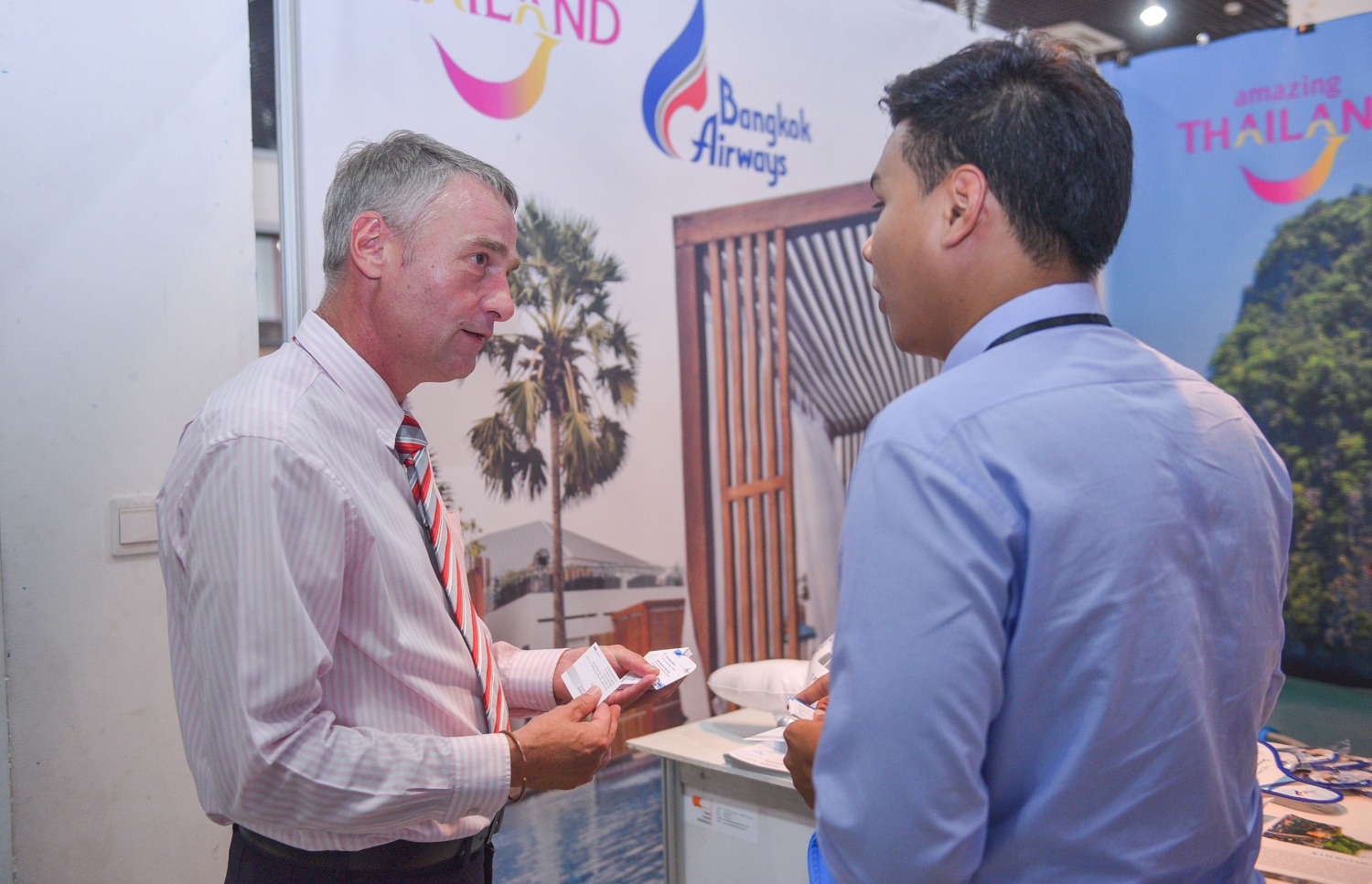 މާލެ: ޖުލައި 6، 2017- ދަތުރުފަތުރުކުރުމާ ބެހޭ މައުލޫމާތު ދިވެހިންނާއި ރާއްޖޭގައި ވަޒީފާ އަދާކުރާ ބޭރު މީހުންނަށް ފޯރުކޮށްދިނުމަށް ހައިރައިސް އިން އިންތިޒާމުކޮށްގެން ބާއްވާ މި އަހަރުގެ ވެކޭޝަންސް އެކްސްޕޯގެ ސްޓޯލެއްގައި މައުލޫމާތު ދެނީ: އާޓް ގެލެރީގައި ކުރިއަށް ގެންދާ މި އެކްސްޕޯ އޮންނާނީ އަންނަ ހޮނިހިރުދުވަހުގެ ނިޔަލަށް.---މިހާރު ފޮޓޯ: ހުސެއިން ވަހީދު