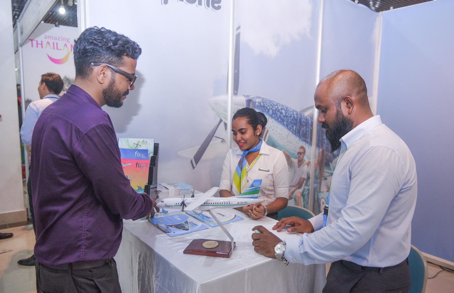 މާލެ: ޖުލައި 6، 2017- ދަތުރުފަތުރުކުރުމާ ބެހޭ މައުލޫމާތު ދިވެހިންނާއި ރާއްޖޭގައި ވަޒީފާ އަދާކުރާ ބޭރު މީހުންނަށް ފޯރުކޮށްދިނުމަށް ހައިރައިސް އިން އިންތިޒާމުކޮށްގެން ބާއްވާ މި އަހަރުގެ ވެކޭޝަންސް އެކްސްޕޯގައި ހުރި ފްލައިމީގެ ސްޓޯލަކުން މައުލޫމާތު ދެނީ: އާޓް ގެލެރީގައި ކުރިއަށް ގެންދާ މި އެކްސްޕޯ އޮންނާނީ އަންނަ ހޮނިހިރުދުވަހުގެ ނިޔަލަށް.---މިހާރު ފޮޓޯ: ހުސެއިން ވަހީދު