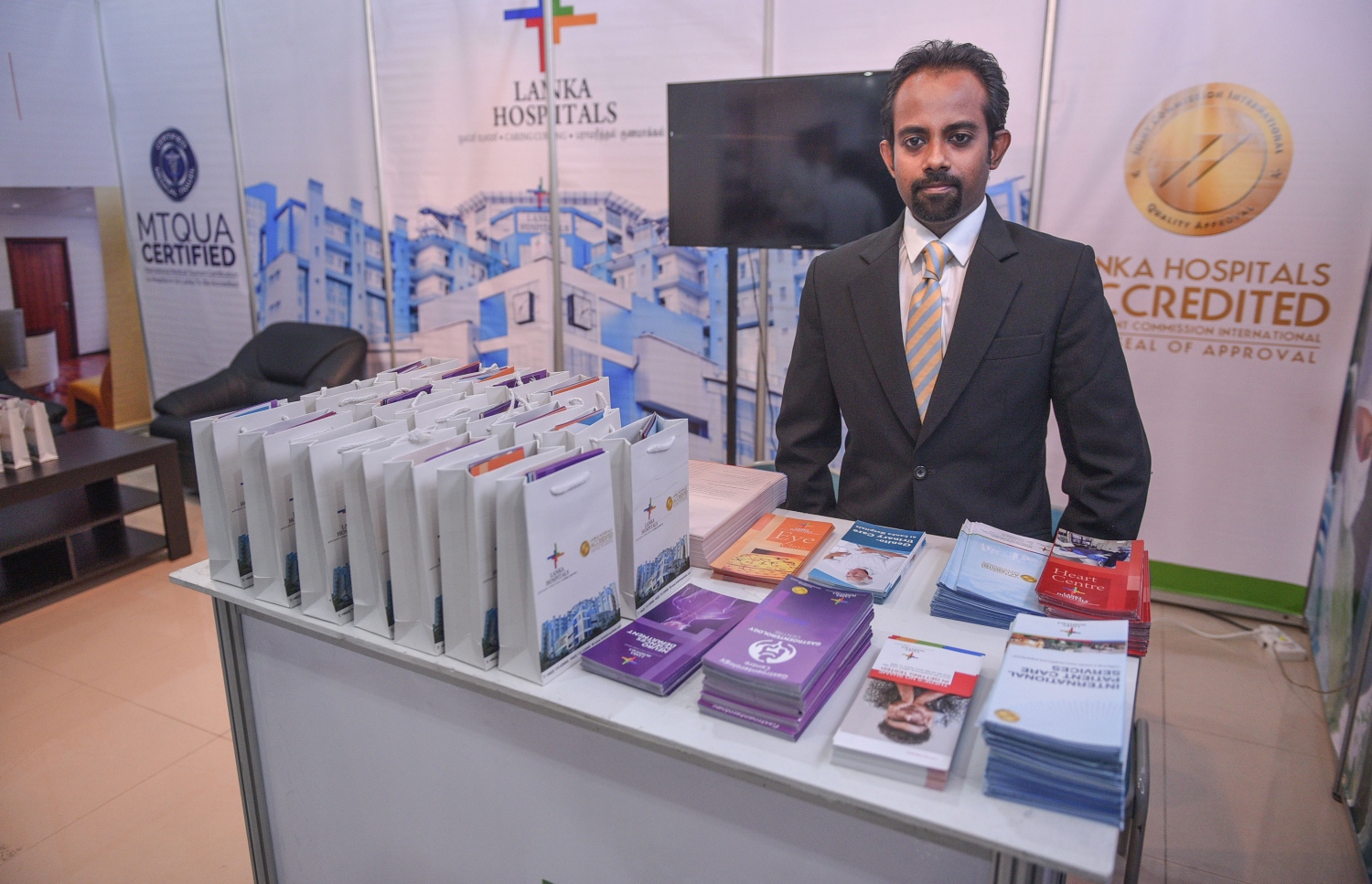 މާލެ: ޖުލައި 6، 2017- ދަތުރުފަތުރުކުރުމާ ބެހޭ މައުލޫމާތު ދިވެހިންނާއި ރާއްޖޭގައި ވަޒީފާ އަދާކުރާ ބޭރު މީހުންނަށް ފޯރުކޮށްދިނުމަށް ހައިރައިސް އިން އިންތިޒާމުކޮށްގެން ބާއްވާ މި އަހަރުގެ ވެކޭޝަންސް އެކްސްޕޯގައި ހުރި ލަންކާ ހޮސްޕިޓަލްސްގެ ސްޓޯލެއްގެ މުވައްޒަފަކު އެ ސްޓޯލްގައި މަޑުކޮށްލައިގެން: އާޓް ގެލެރީގައި ކުރިއަށް ގެންދާ މި އެކްސްޕޯ އޮންނާނީ އަންނަ ހޮނިހިރުދުވަހުގެ ނިޔަލަށް.---މިހާރު ފޮޓޯ: ހުސެއިން ވަހީދު